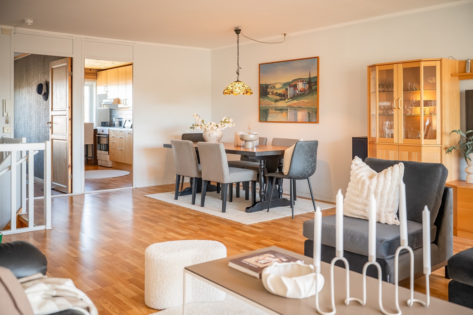 Lys og romslig stue med åpen løsning mot spisestue og kjøkken. Galleribilde