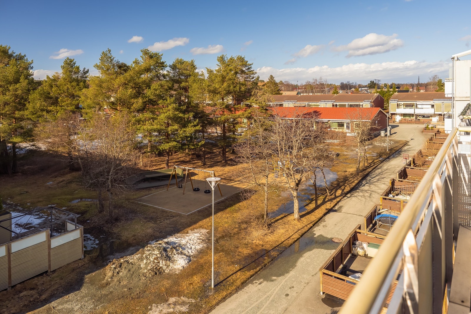 Fra balkongen er det utsyn mot felles bakgård. Galleribilde
