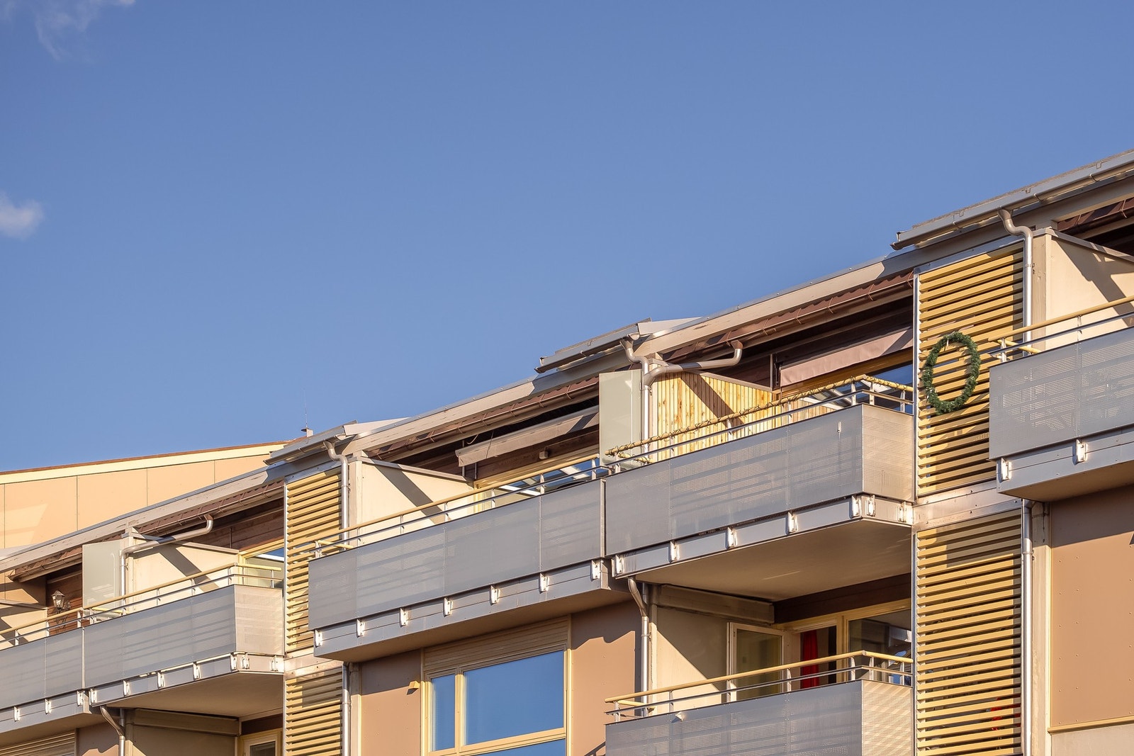 Stue og balkong ligger i toppetasjen. Galleribilde