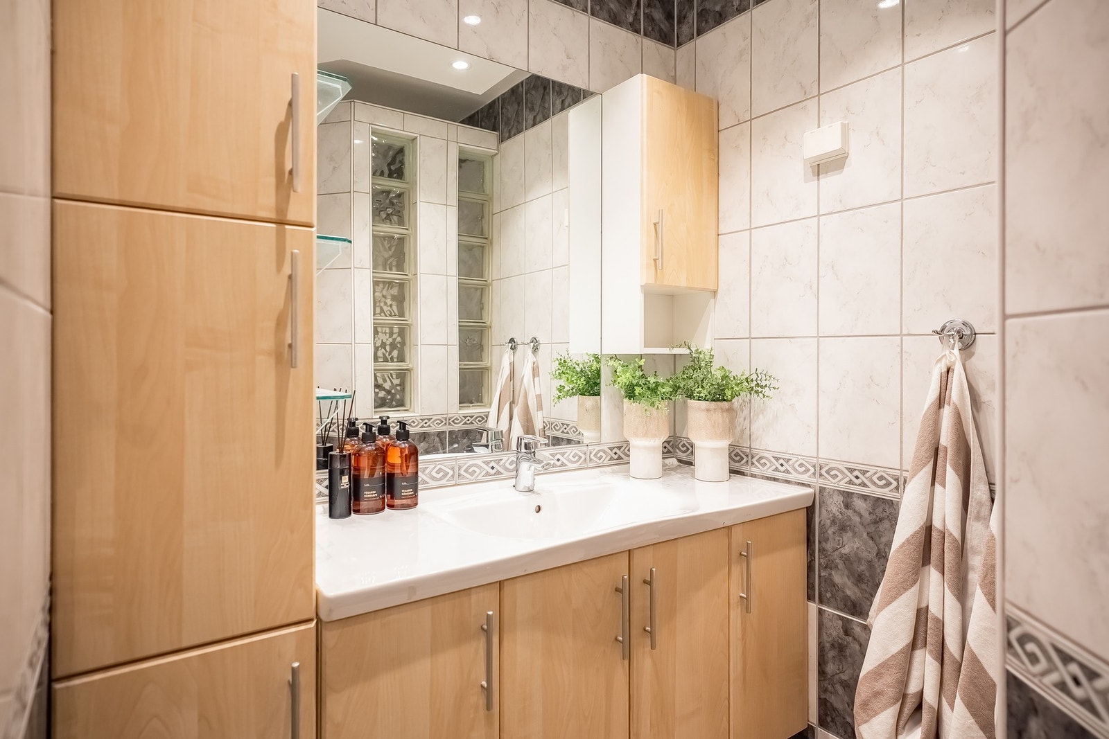 Flislagt bad og baderomsinnredning har god lagringsplass. Galleribilde