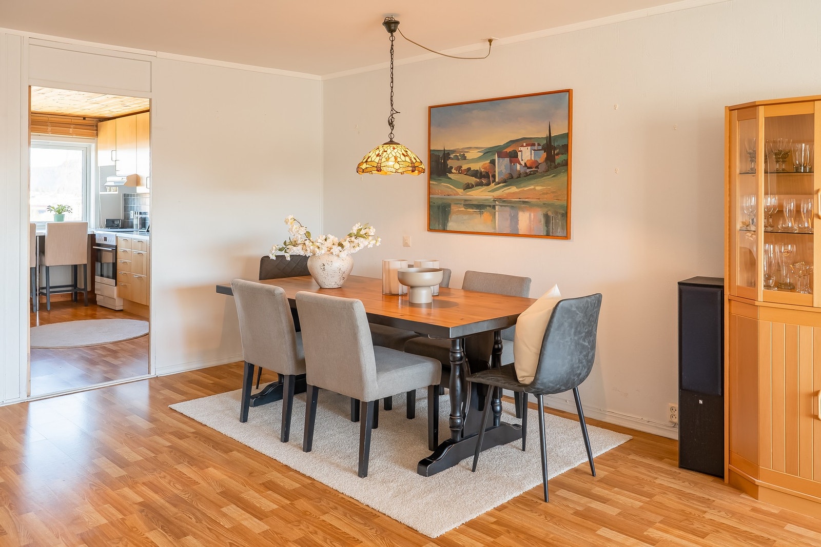 Fjernvarme, varmtvann, vakmestertjenester, internett og kabel-TV er inkludert i fellesutgiftene. Galleribilde