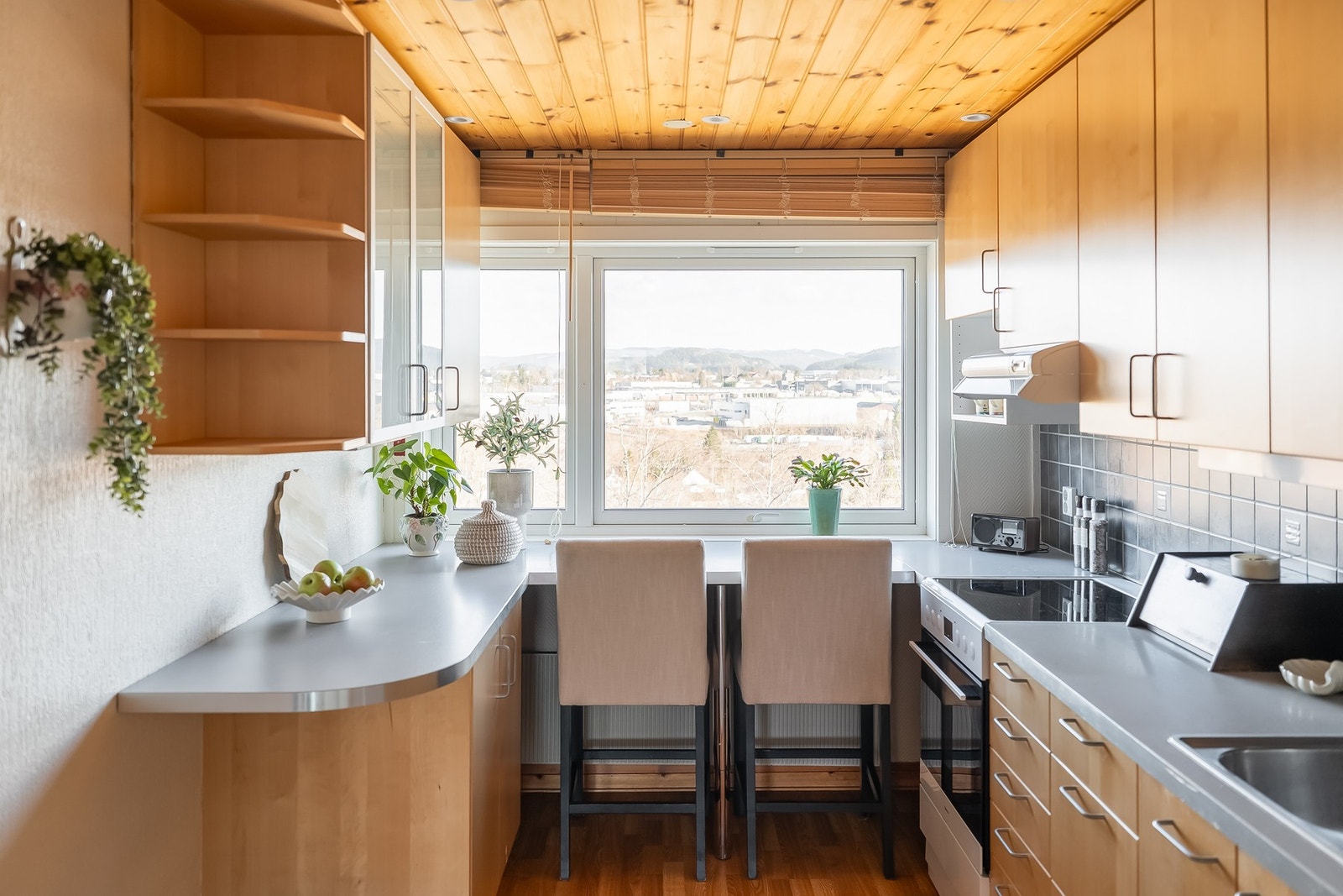 Her er det godt med oppbevaringsplass, store benkeflater og fritt utsyn. Galleribilde