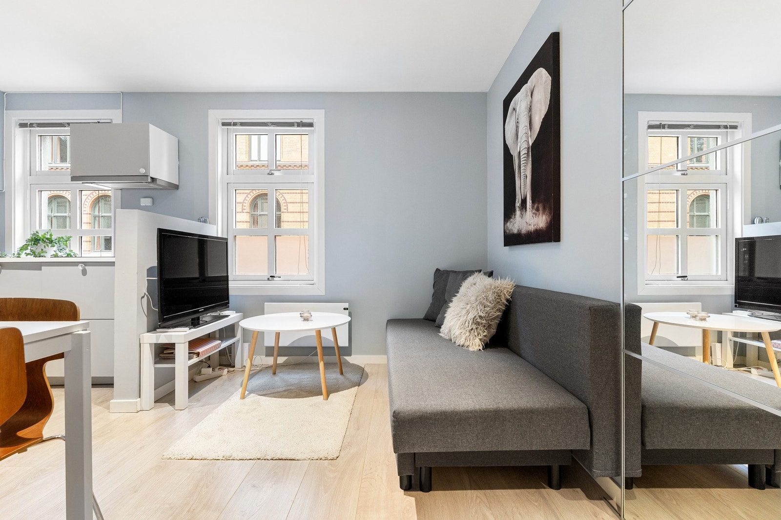 Den praktiske planløsningen gir ypperlige møbleringsmuligheter for både sofagruppe og TV-bord. Galleribilde