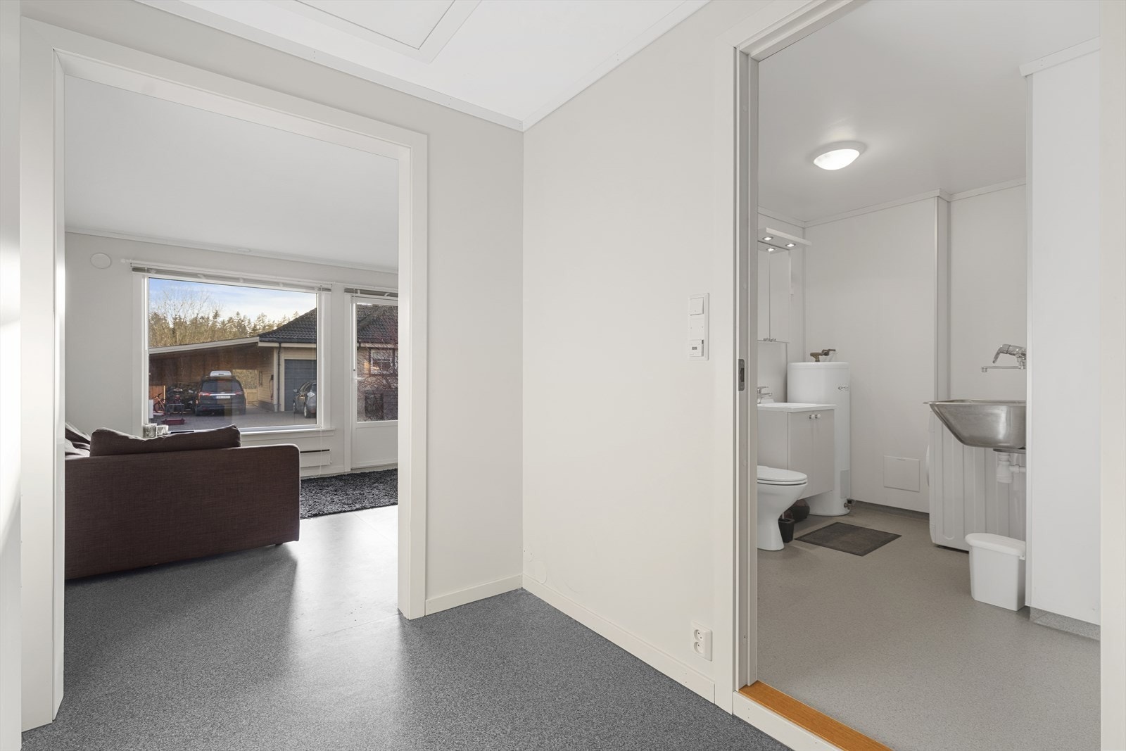 I gangen er det loftsluke - god lagring på loft Galleribilde