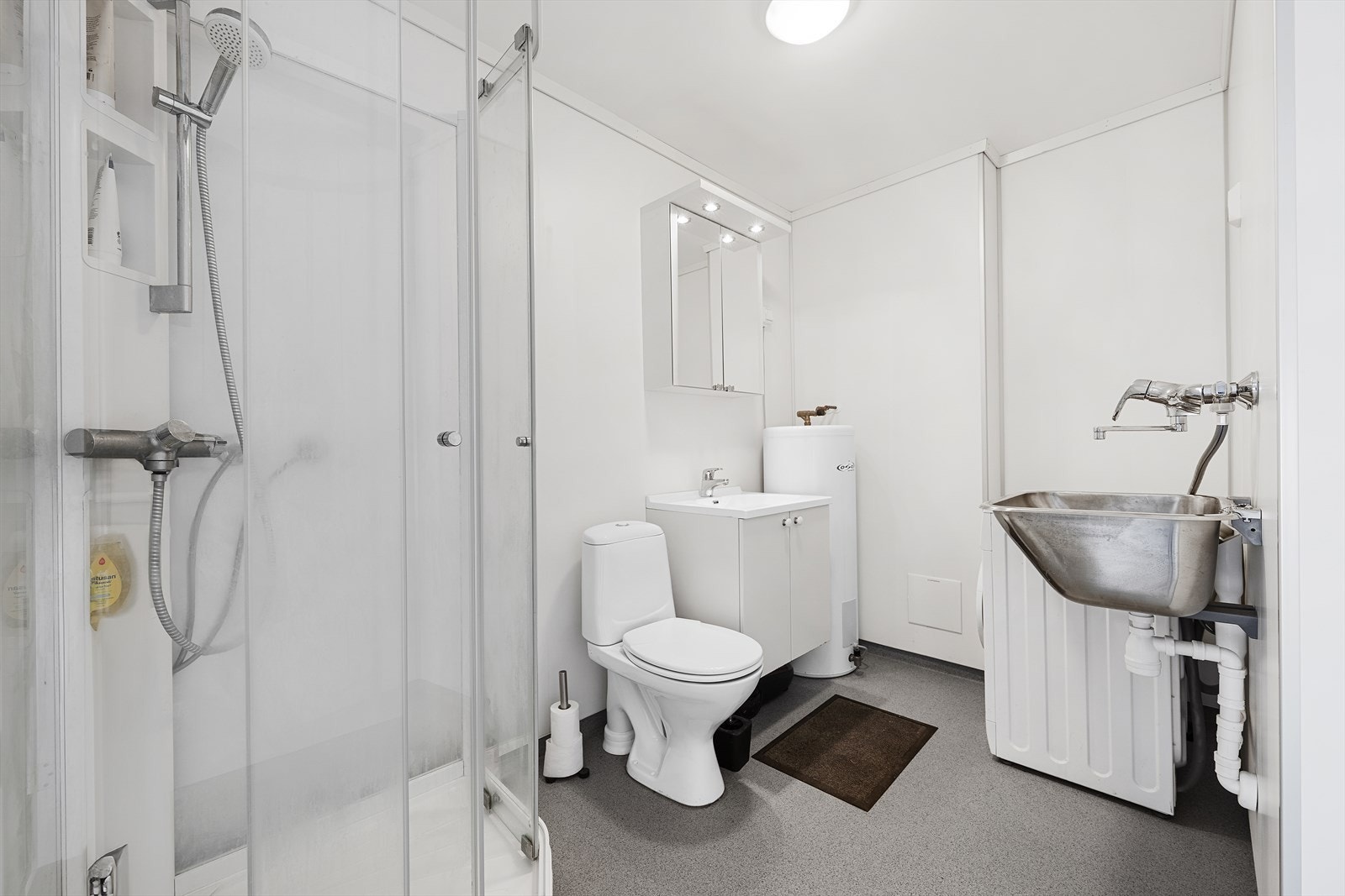 Lyst bad med opplegg til vaskemaskin Galleribilde