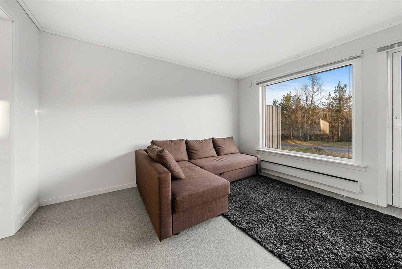 Stue med plass til sofa og tvkrok Galleribilde
