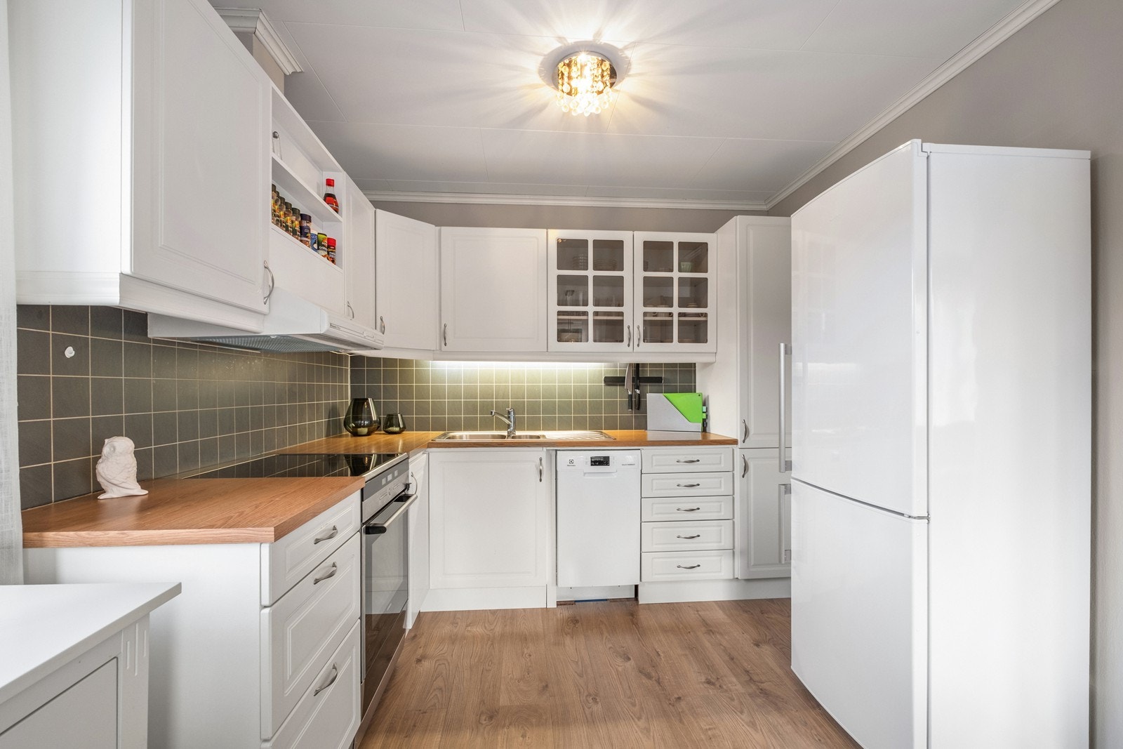 Kjøkkenet har rikt med både skap og skuffer og laminat benkeplate med nedfelt stålvask med to kummer. Galleribilde