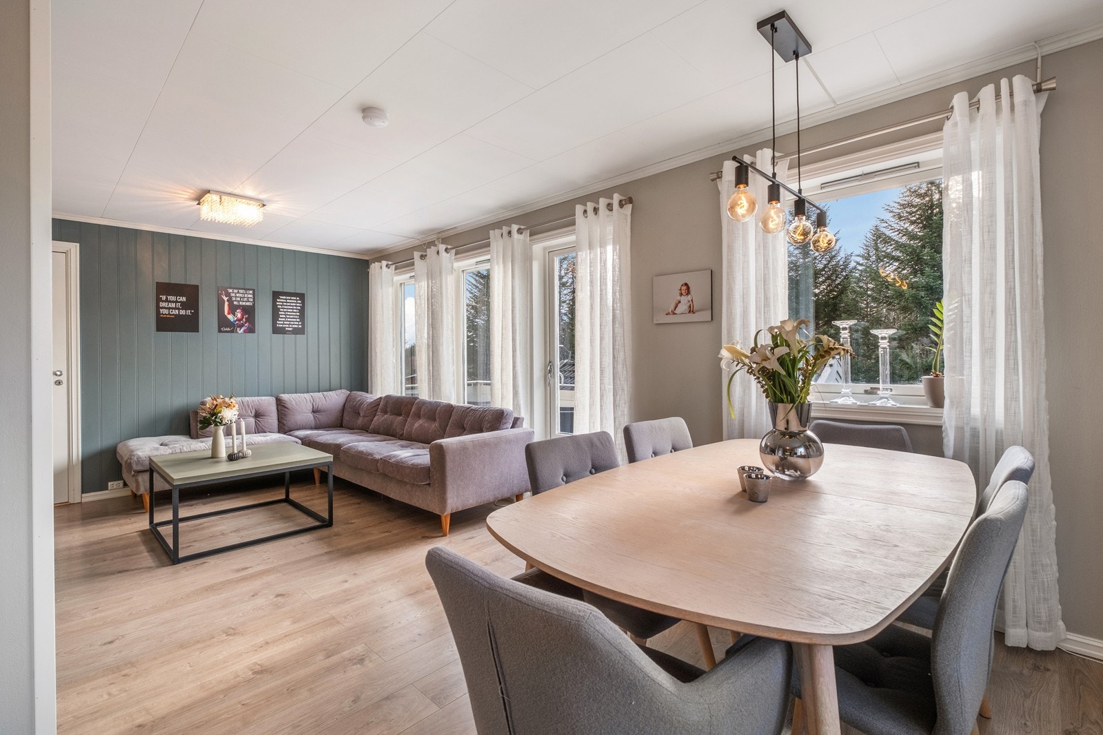 Man har god plass til spisebord mellom kjøkken og stue. Galleribilde