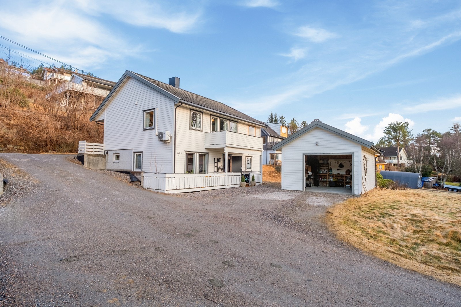 Leiligheten ligger i 2. etg. i et bygg med to boenheter. Parkering på egen gårdsplass. Galleribilde