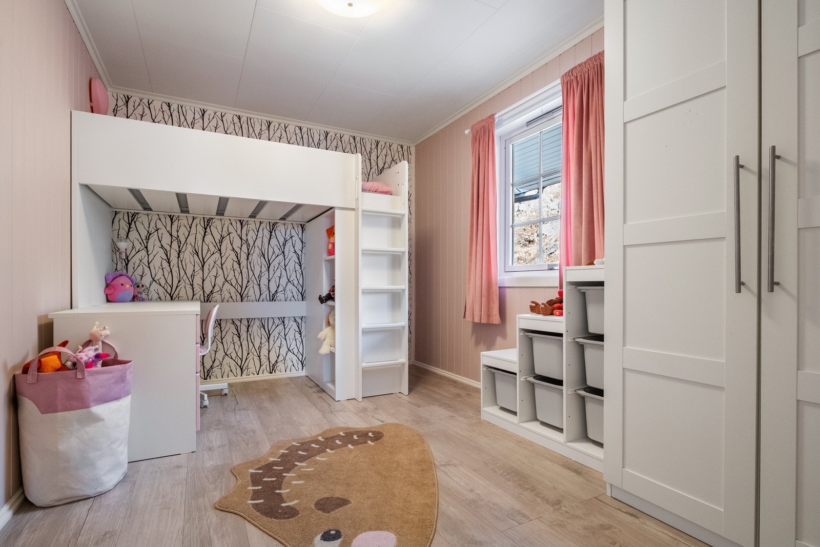 Soverom 2 er også av god størrelse, og passer veldig fint som barnerom eller gjesterom. Her er det også garderobeskap montert. Galleribilde