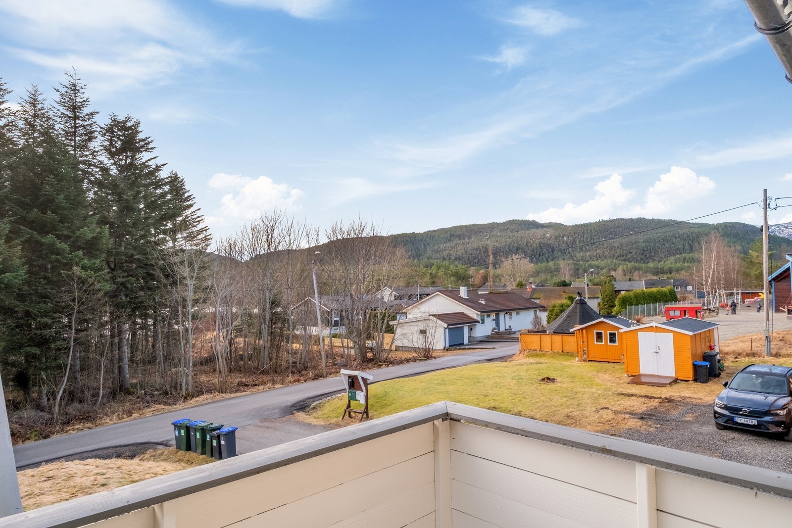 Sørover har man utsikt mot Breilia, og man kan nyte ettermiddagskaffen til barnelatter fra Rensvik barnehage. Galleribilde