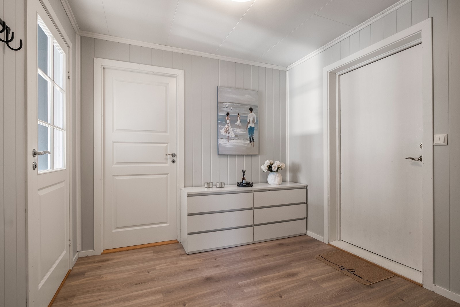 Entrèen er stor og romslig, med dører til stue, det ene soverommet, bad og vaskerom. Galleribilde