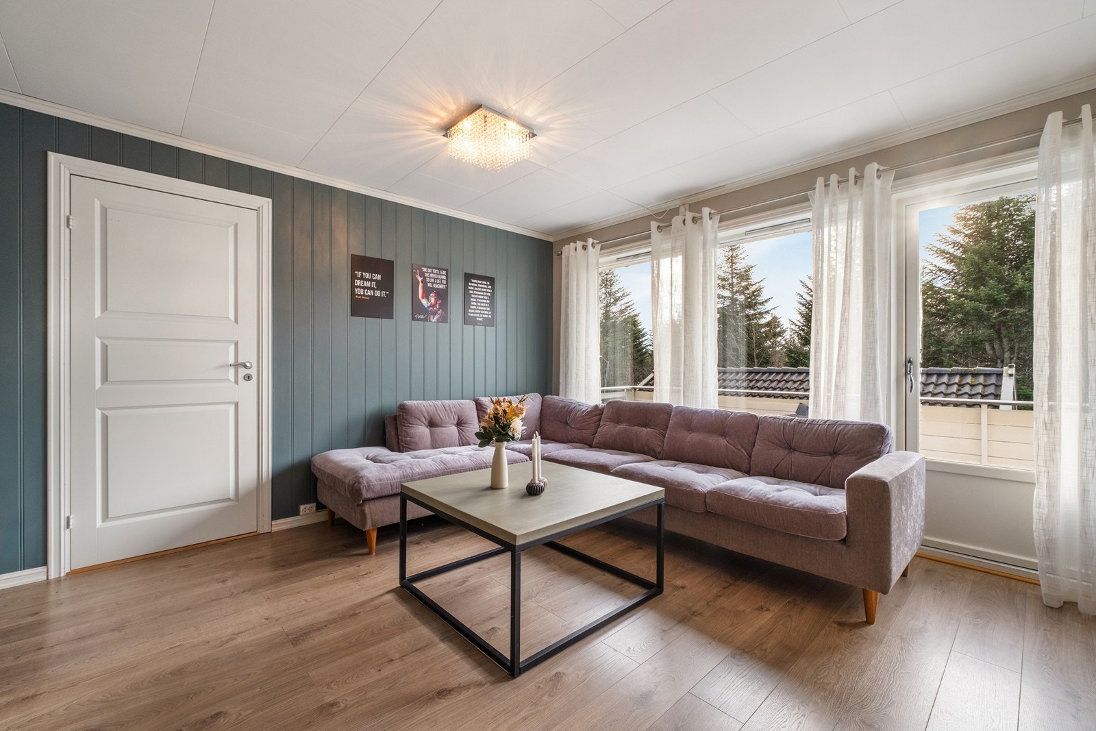 Utgang til sørøstvendt veranda rett fra stuen. Galleribilde