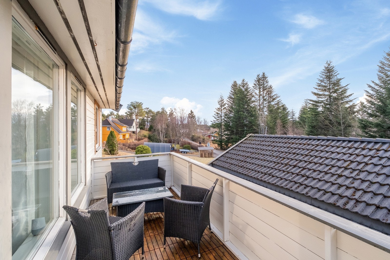 Her kan man nyte morgenkaffen og morgensolen samtidig. Galleribilde