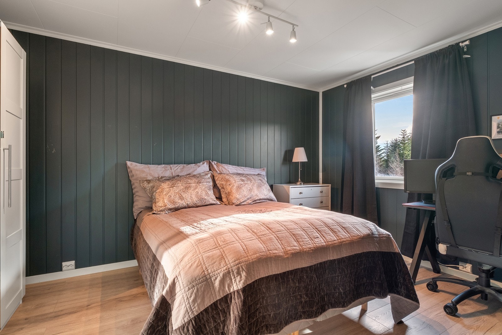 Hovedsoverommet er stort og romslig, og man har god plass til møbler. Galleribilde