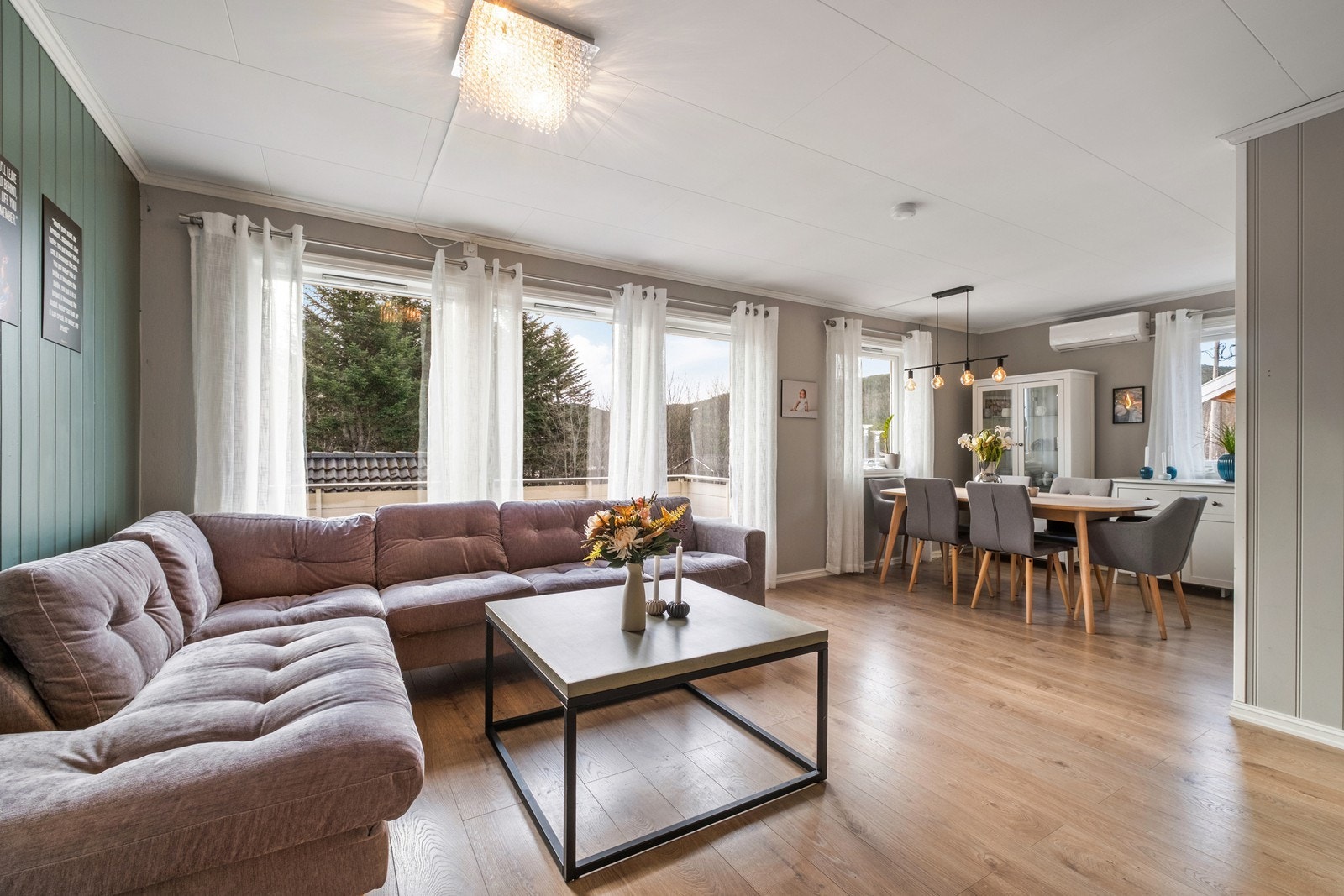 Stuen har åpen løsning mot kjøkken, utgang til veranda og varmepumpe montert. Galleribilde