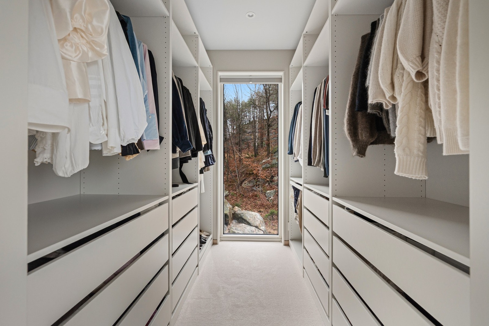 Garderobe i tilknytning til hovedsoverom Galleribilde