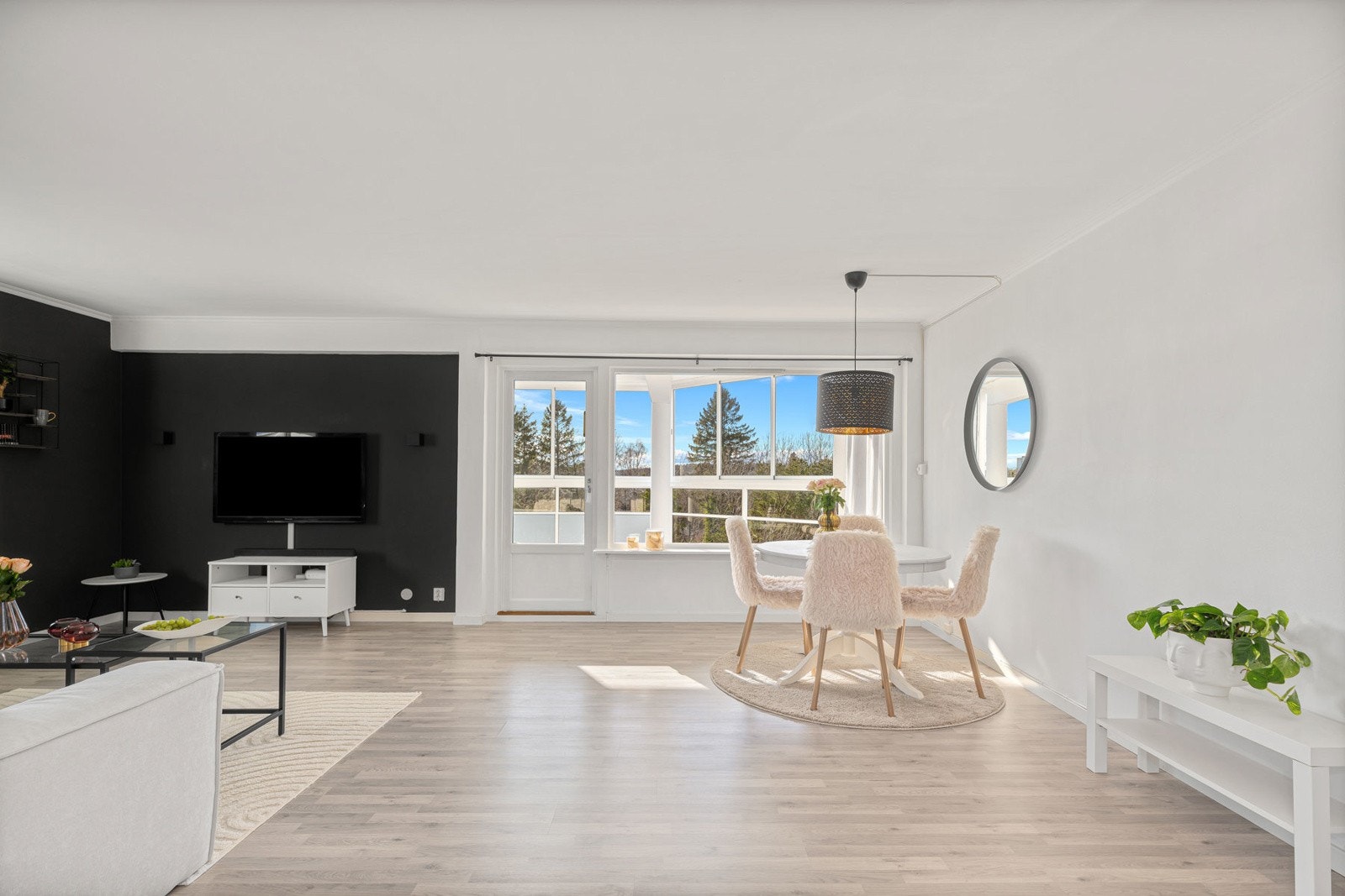 God plass til spisestuebord i stuen Galleribilde