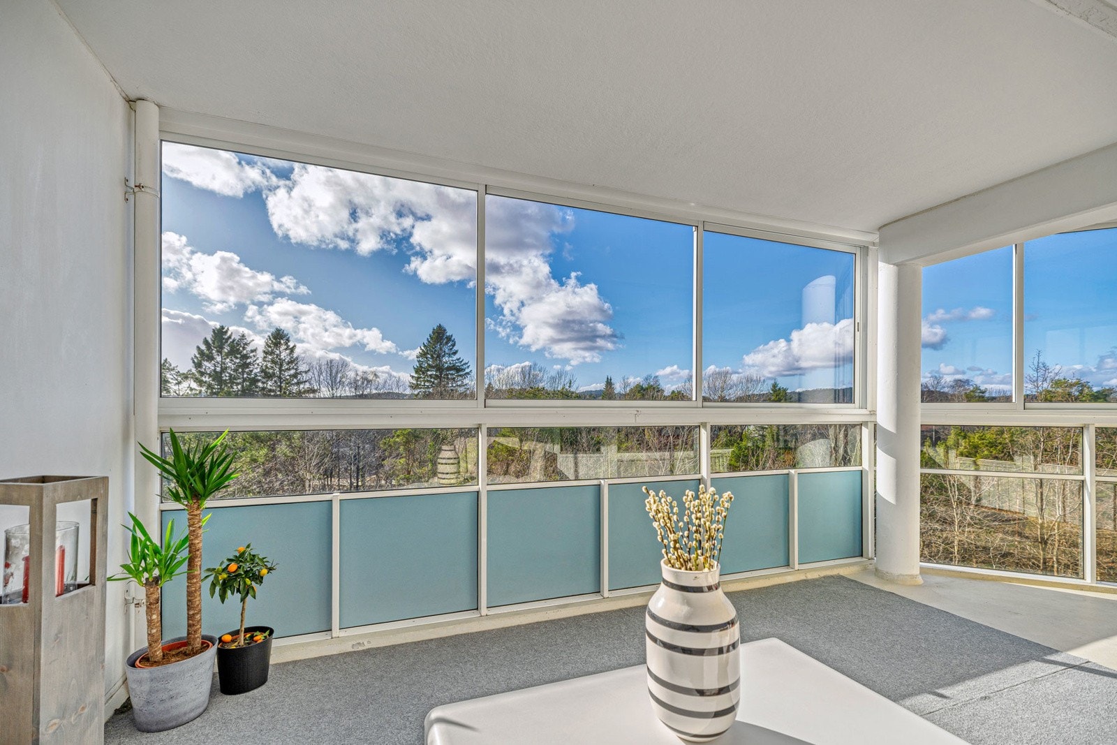 Stor inneglasset balkong med hyggelig utsikt og gode solforhold Galleribilde