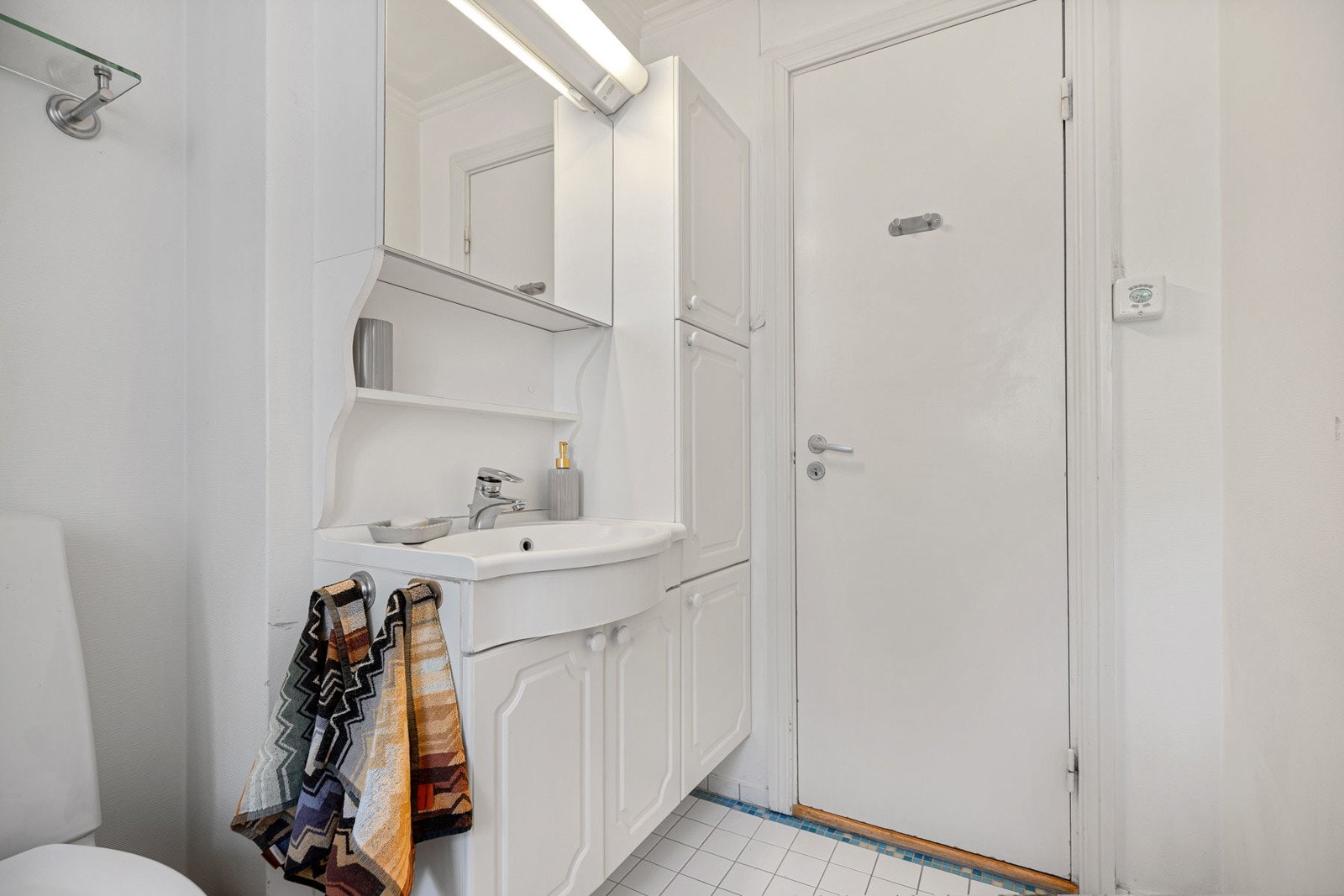 Flislagt bad med opplegg til vaskemaskin (vaskemaskin medfølger) Galleribilde