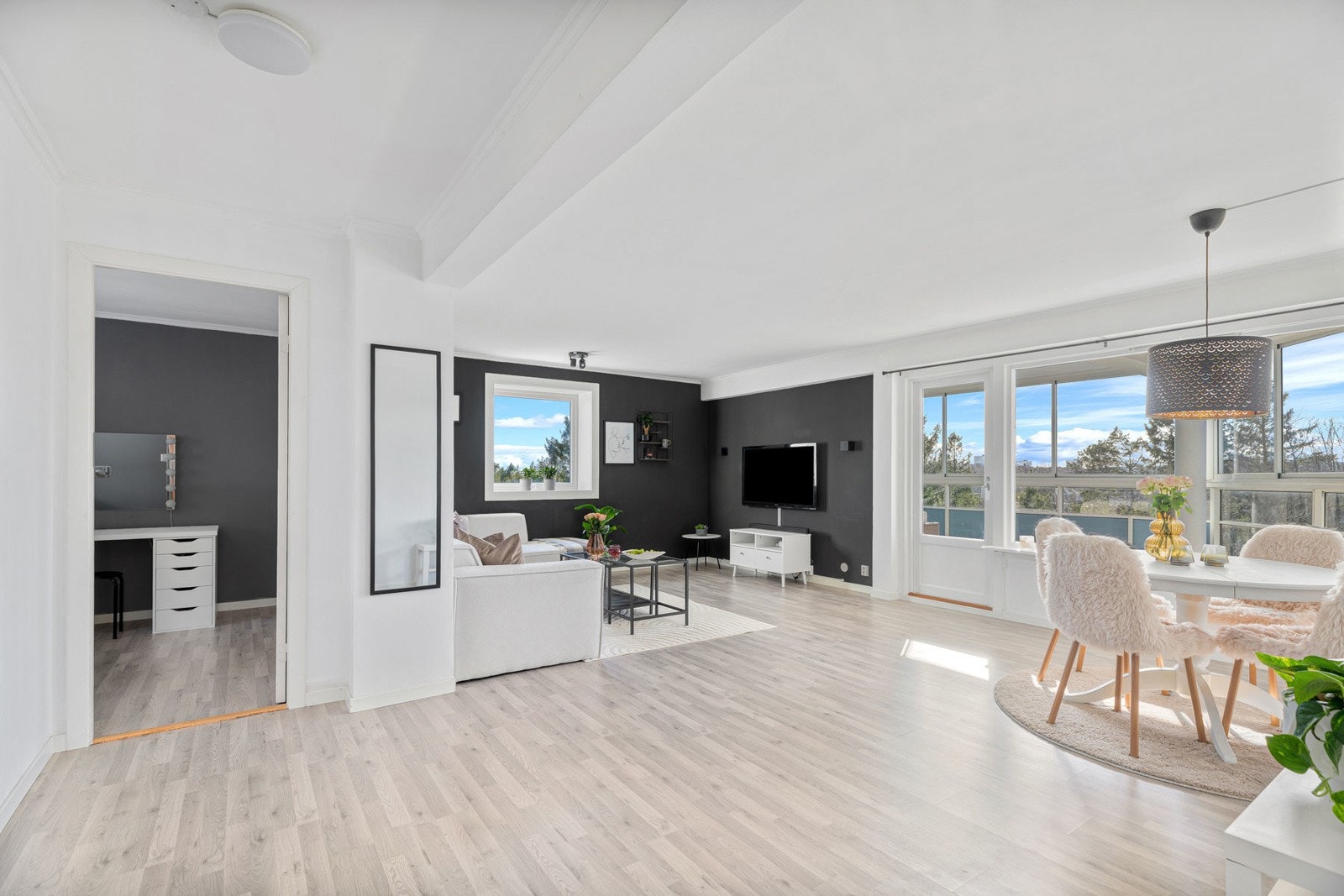 Leiligheten ligger på enden av bygget, noe som sørger for ekstra vinduer Galleribilde