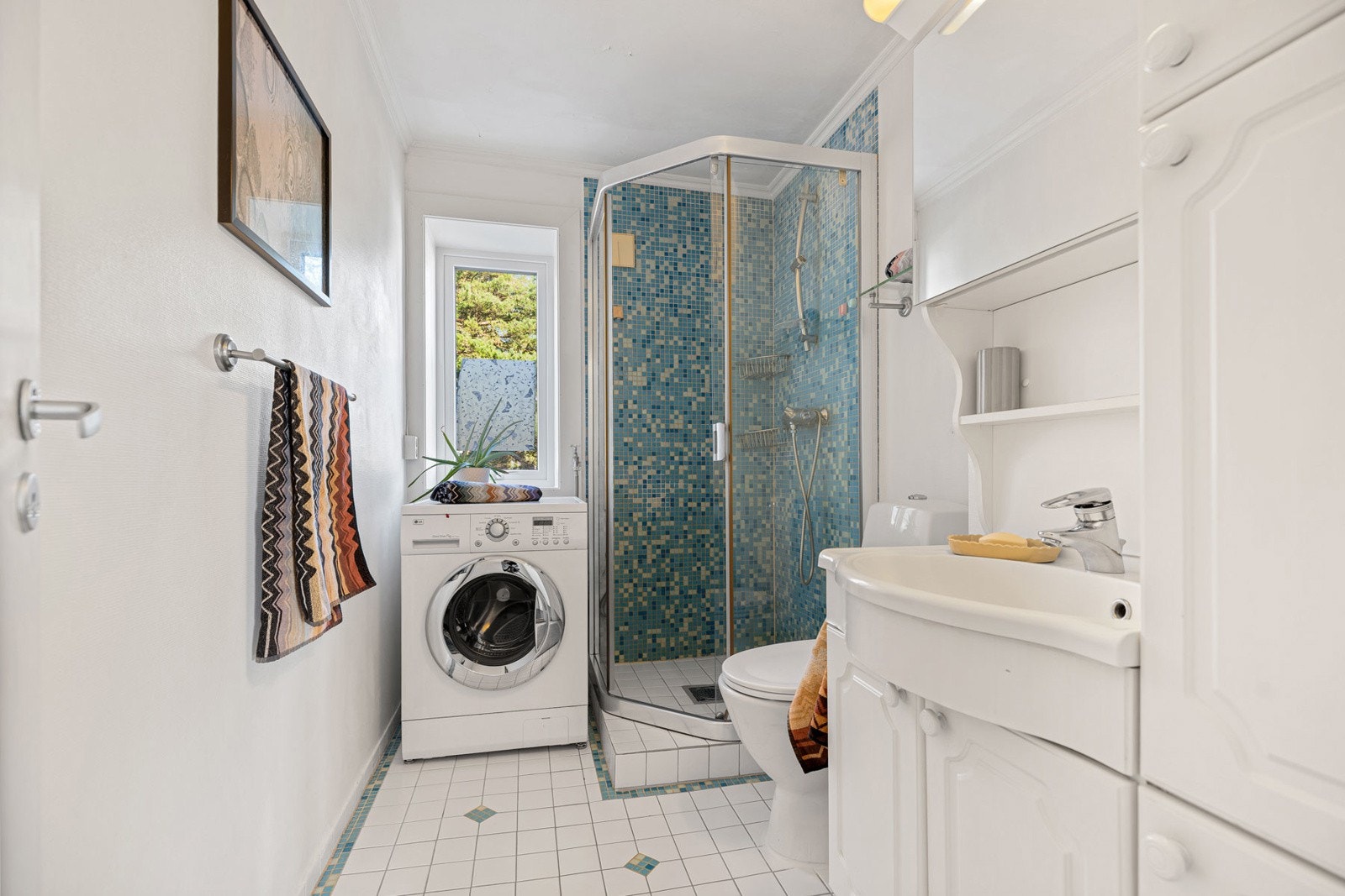 Flislagt bad med opplegg til vaskemaskin (vaskemaskin medfølger) Galleribilde