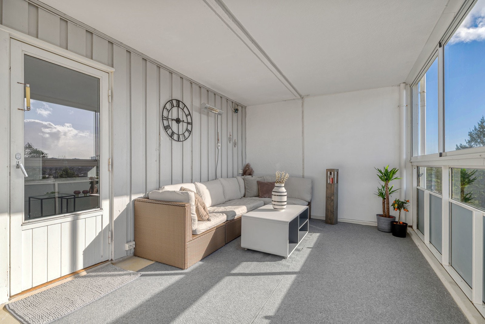 Stor inneglasset balkong med hyggelig utsikt og gode solforhold Galleribilde