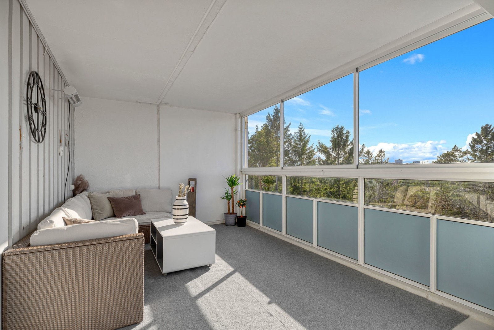 Stor inneglasset balkong med hyggelig utsikt og gode solforhold Galleribilde