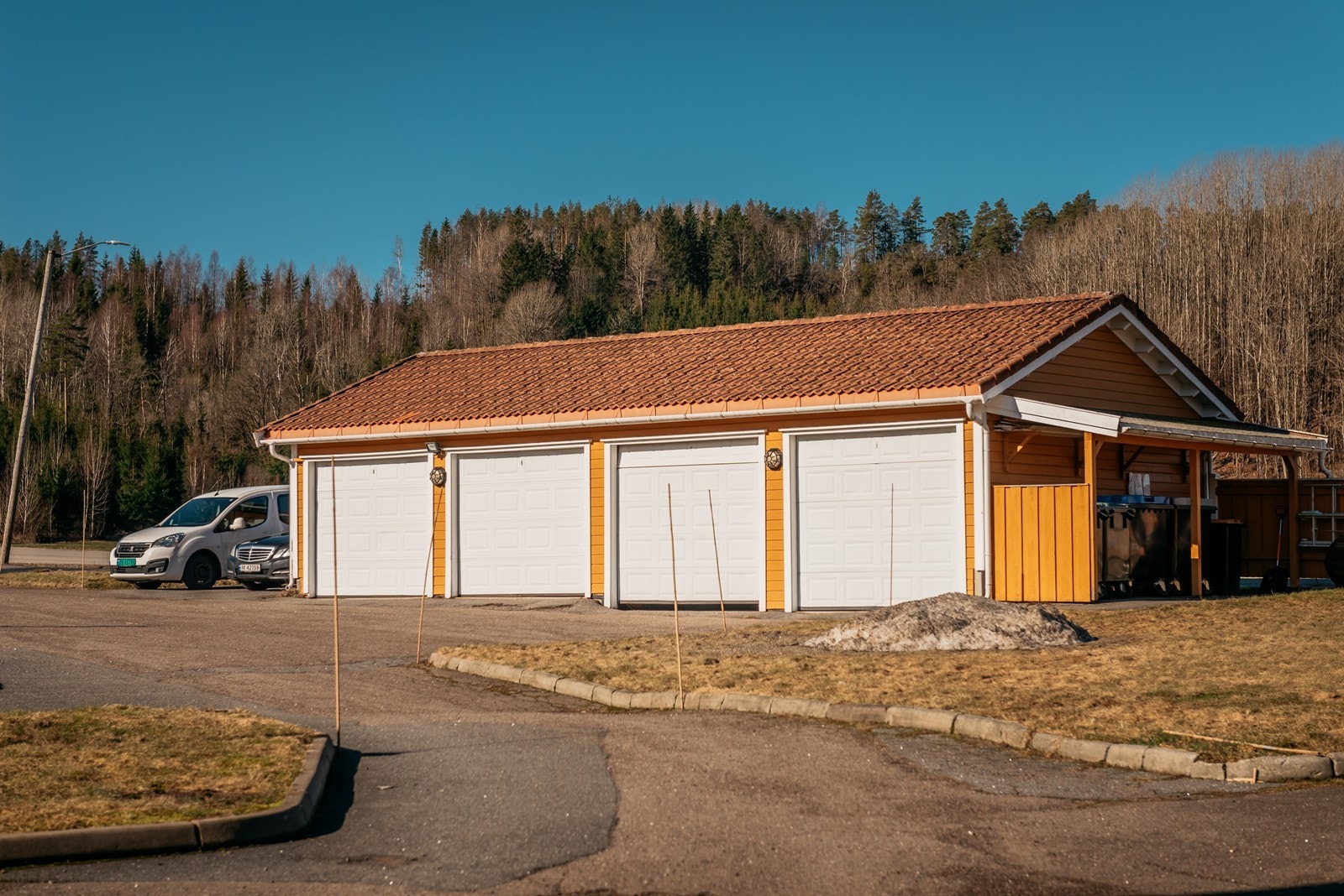 Garasjeplass følger boligen, her er det mulighet for å sette inn en elbillader ved ønske Galleribilde