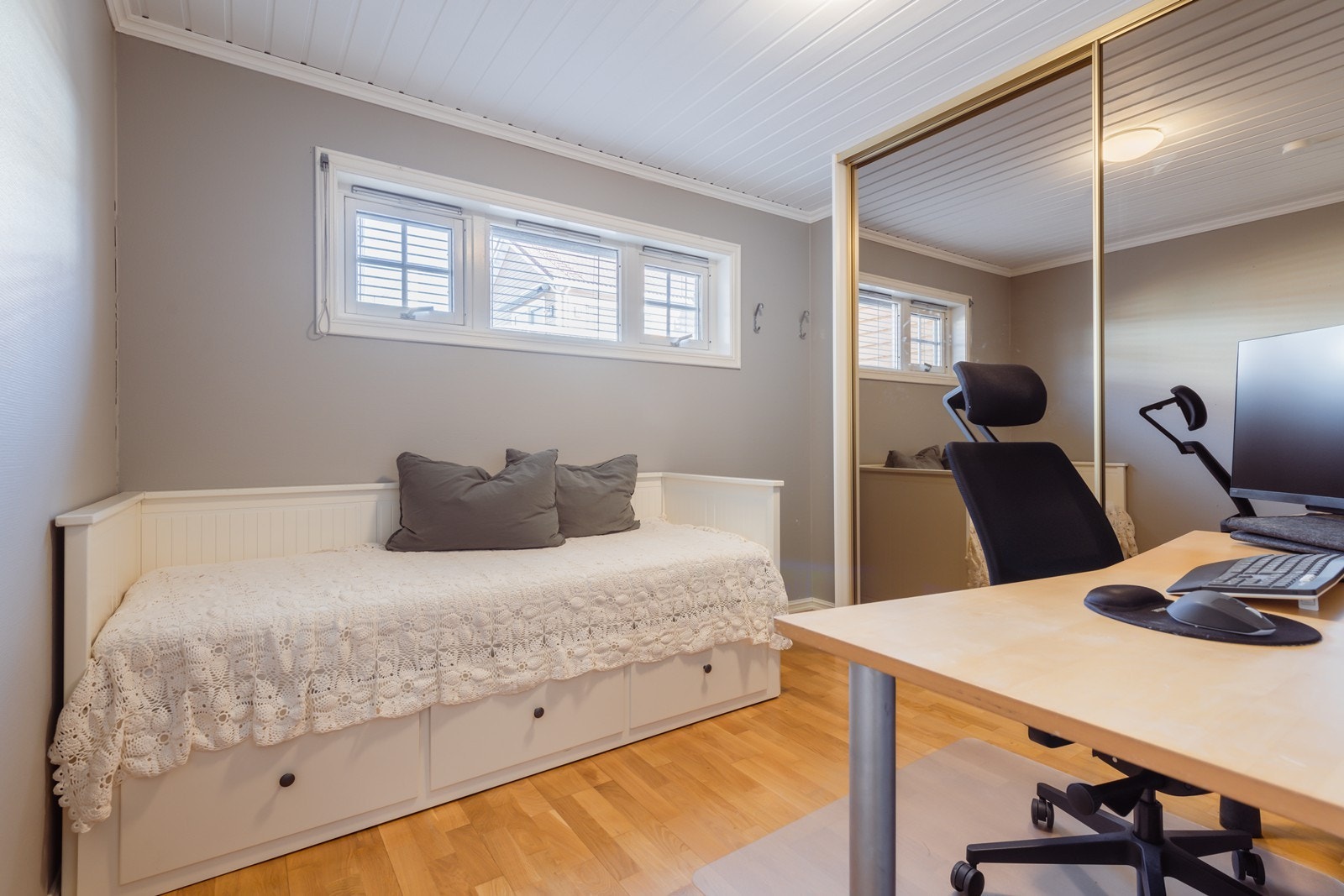 Soverom 2 - Romslig her også og en stor skyvedørsgarderobe Galleribilde