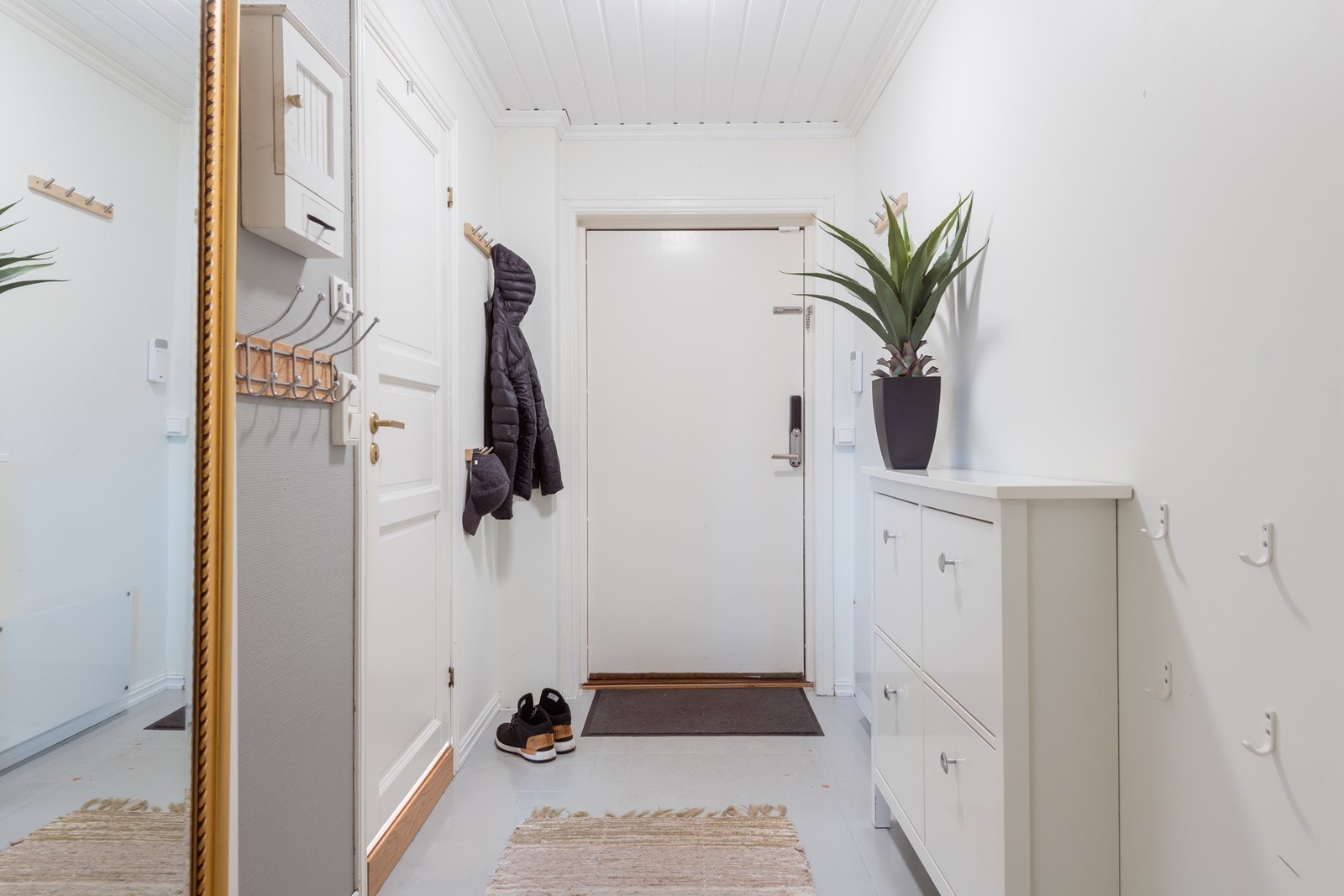 Velkommen inn i din nye leilighet, til venstre har du badet Galleribilde