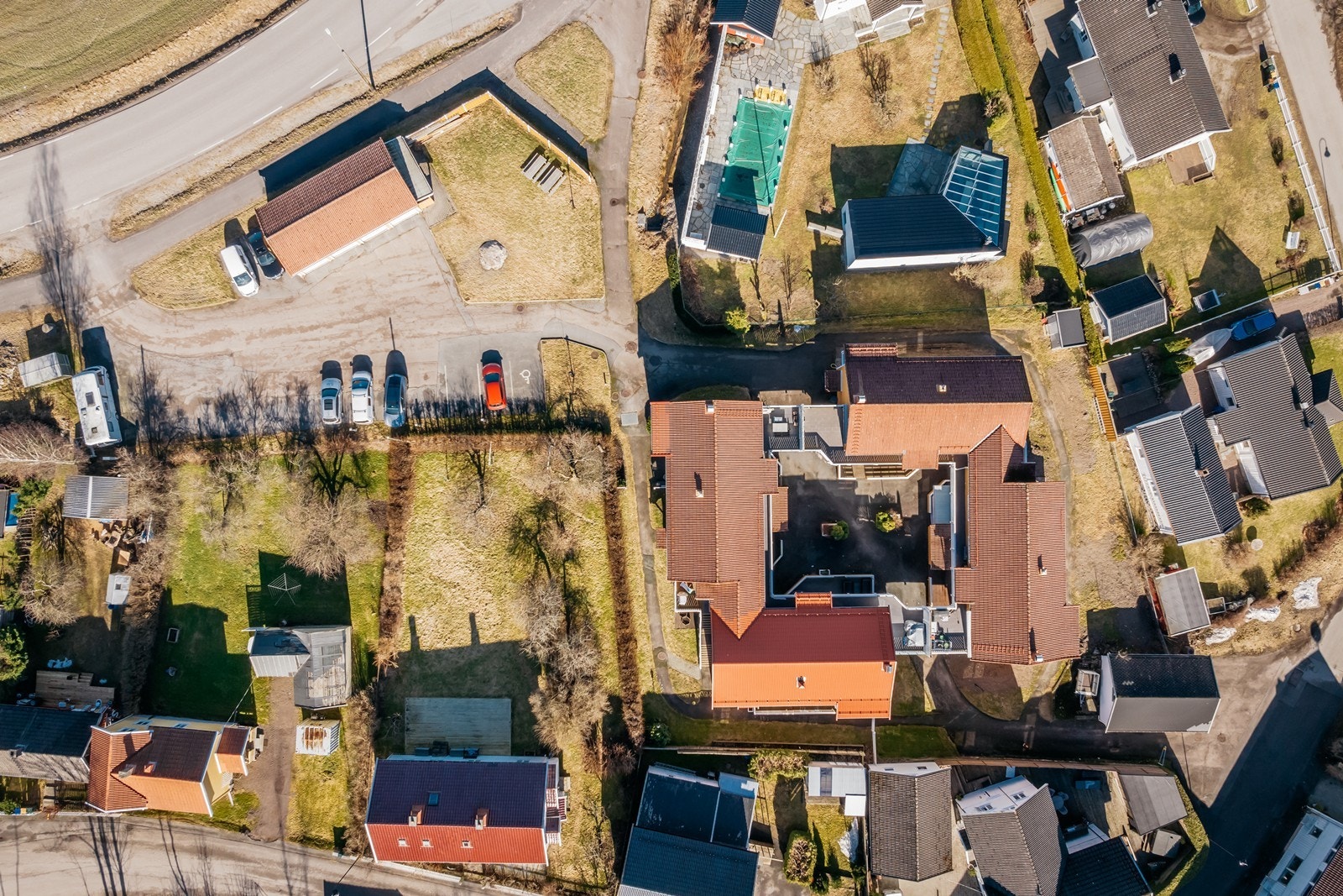 Sameiet har en romslig tomt med garasjeplass som følger eiendommne Galleribilde