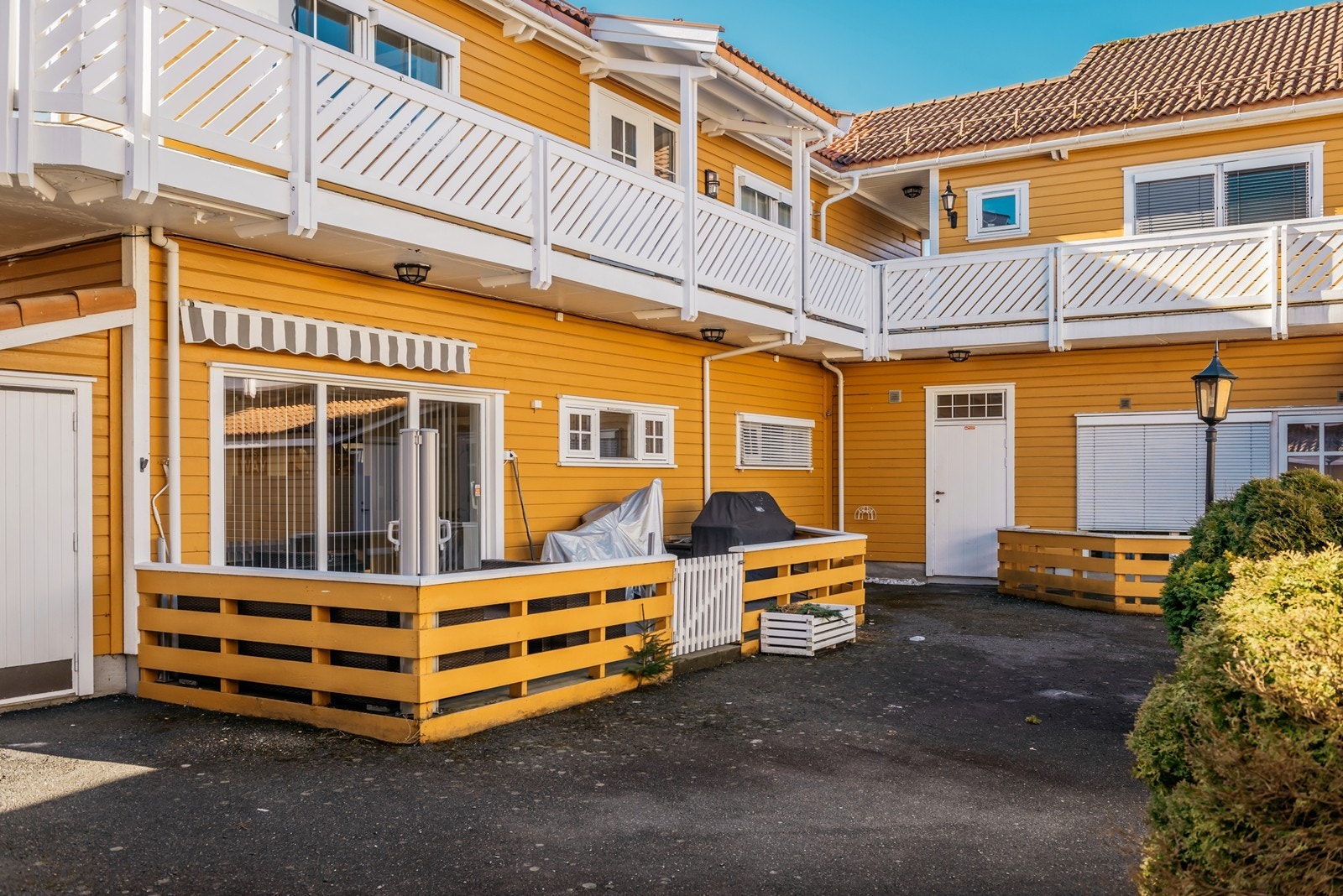 Den er romslig og med plass til både grill og en sofagruppe Galleribilde