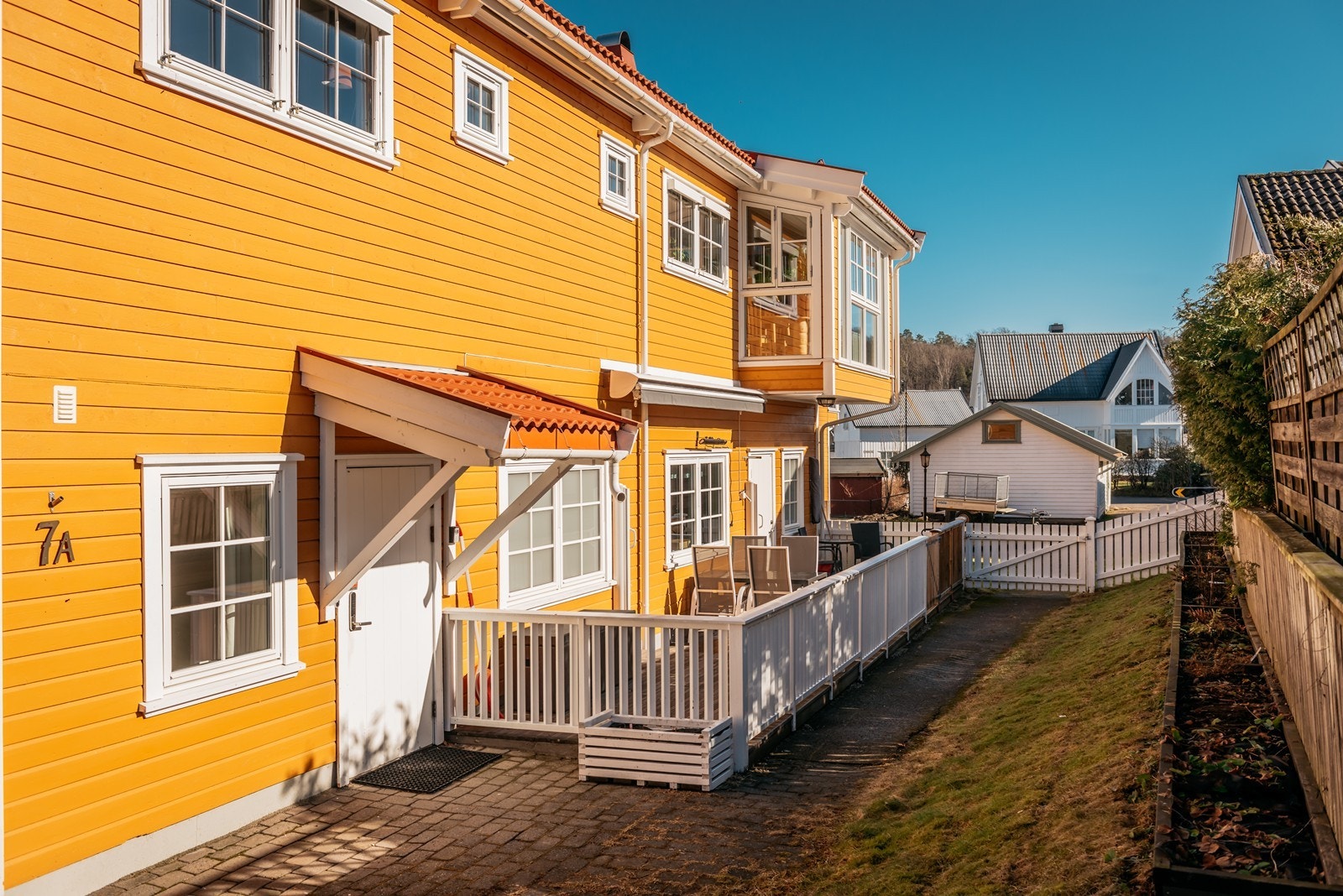 Inngangspartiet sammen med inngangsdør nummer to i bakkant. Her har du en romslig veranda som vender mot sør Galleribilde