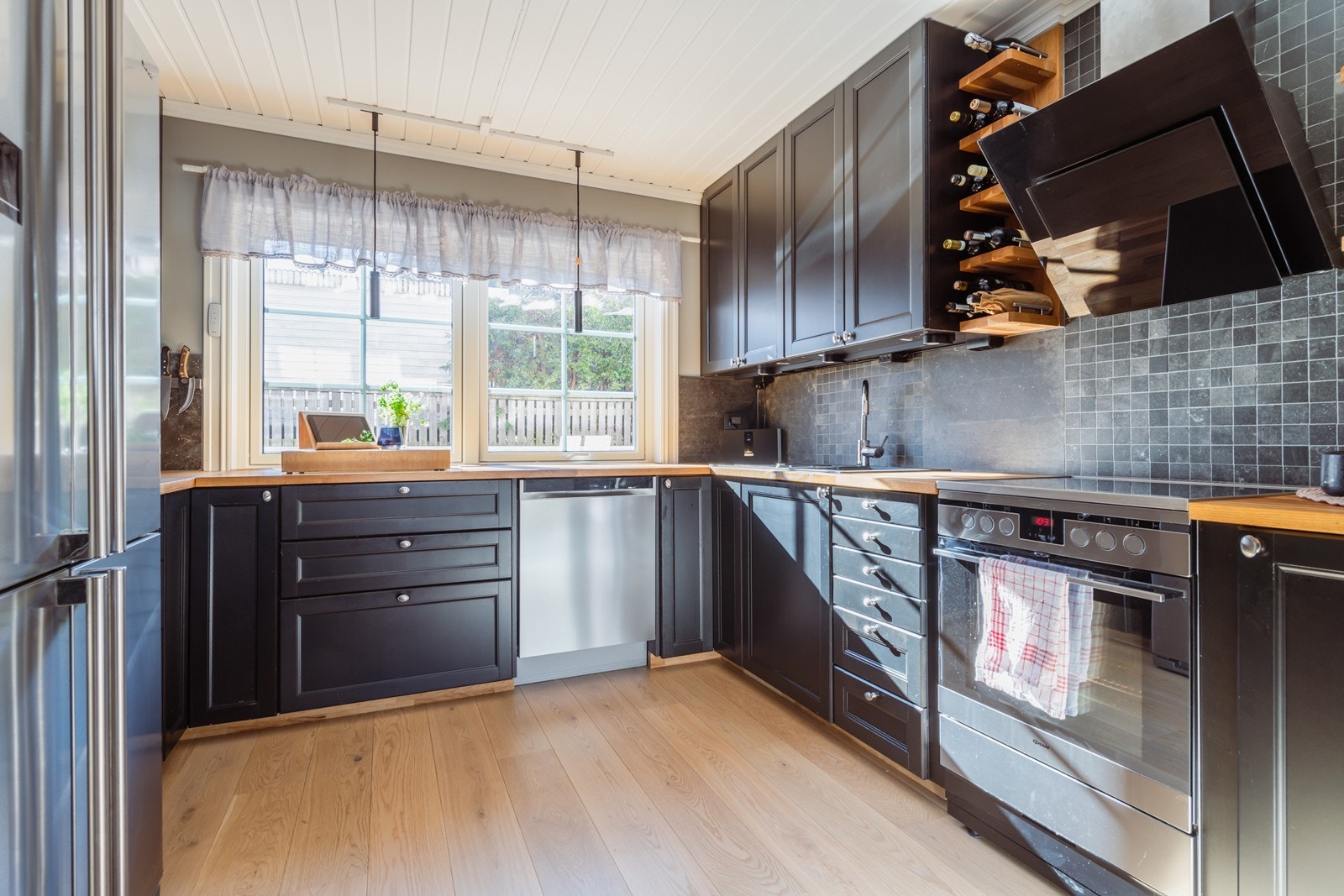 Romslig kjøkken med flott backsplash som gir deg et moderne uttrykk. Galleribilde