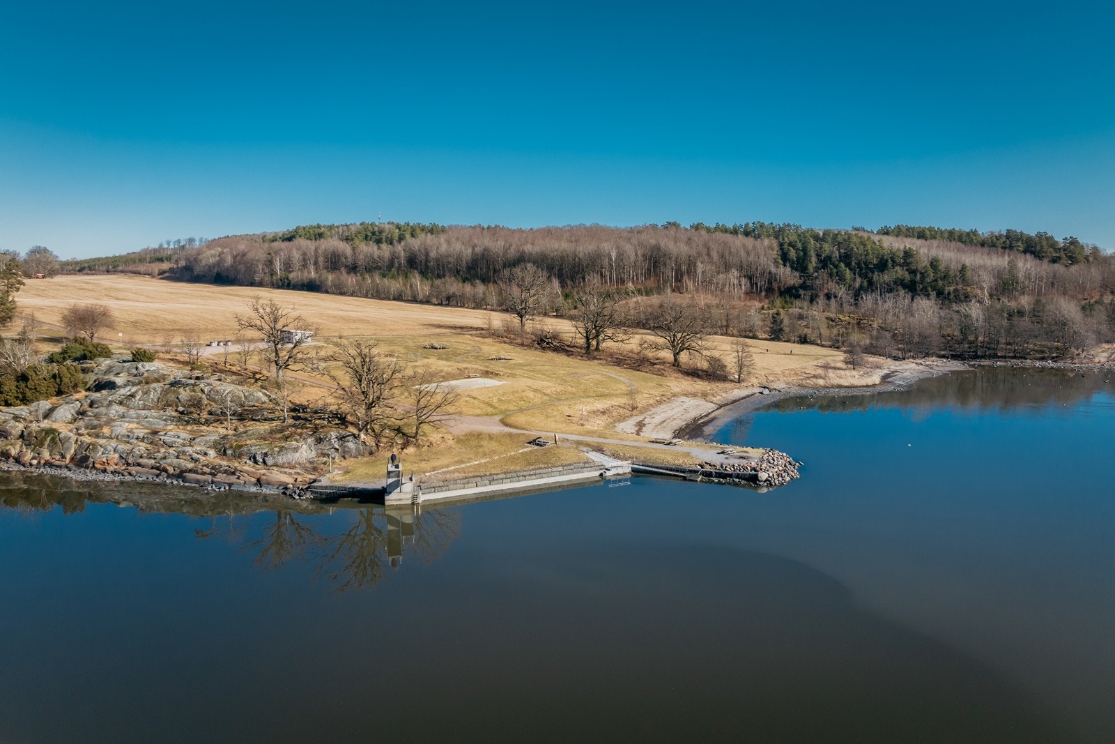 Kanskje 2-300 meter unna finner du stupetorn og flotte strender Galleribilde