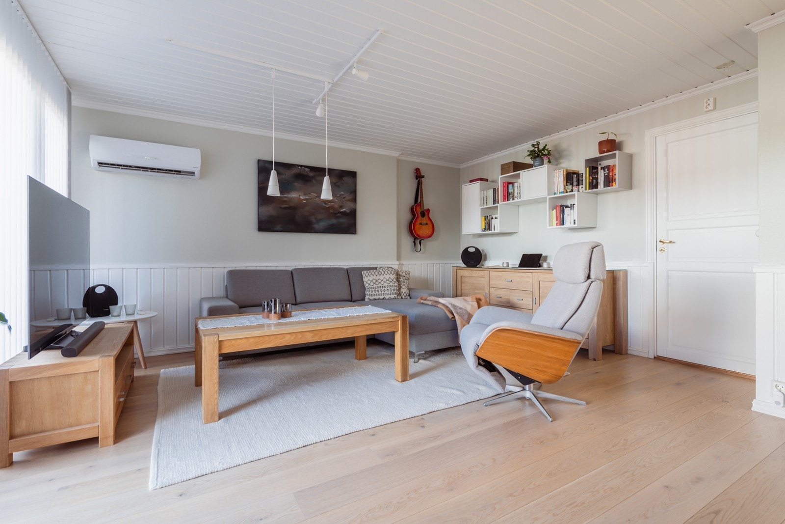 Stua her lyse fine gulver og lyse innbydende farger Galleribilde