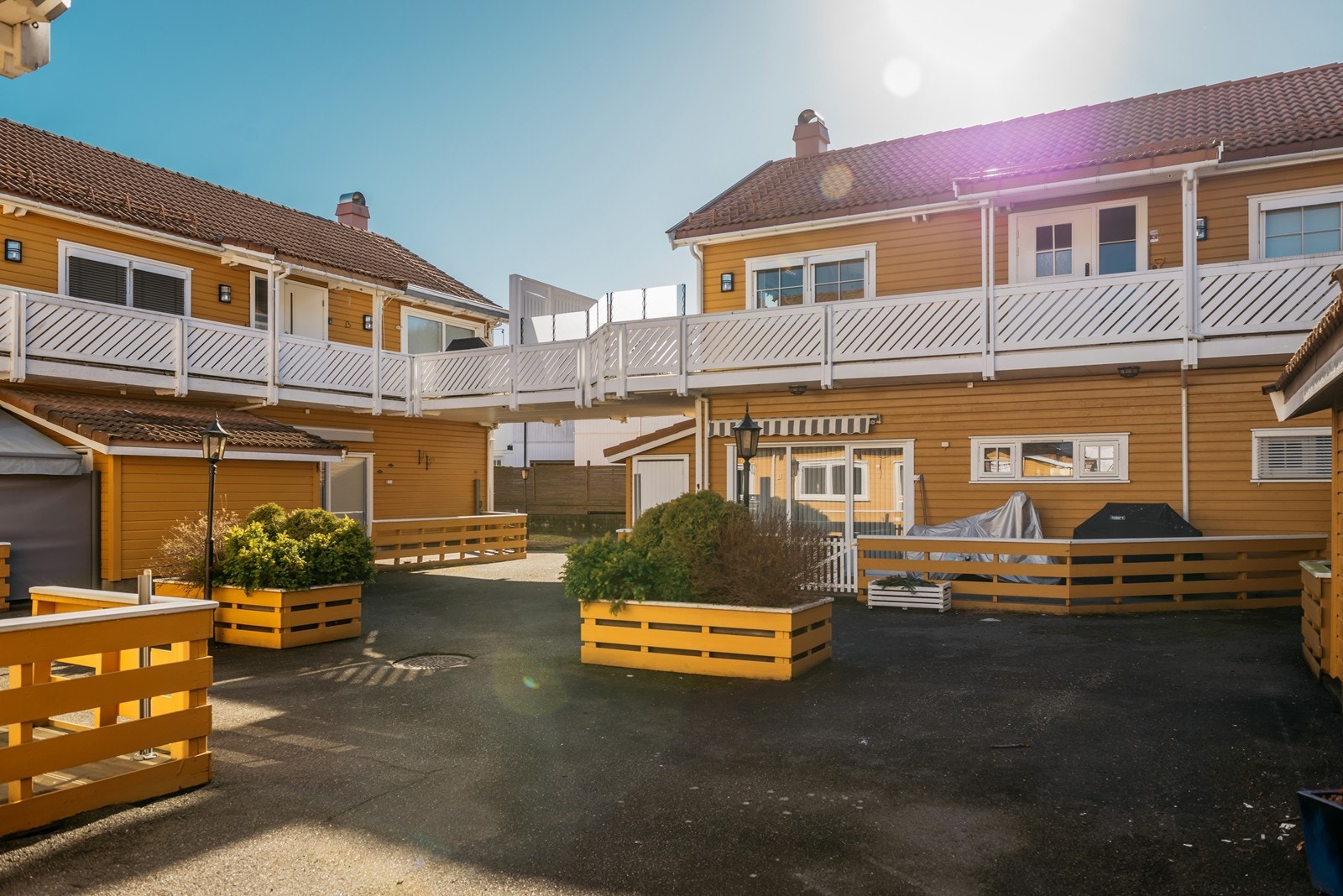 Her har du en flott plass du kan nyte den absolutt siste kveldssola når den titter inn over takene Galleribilde