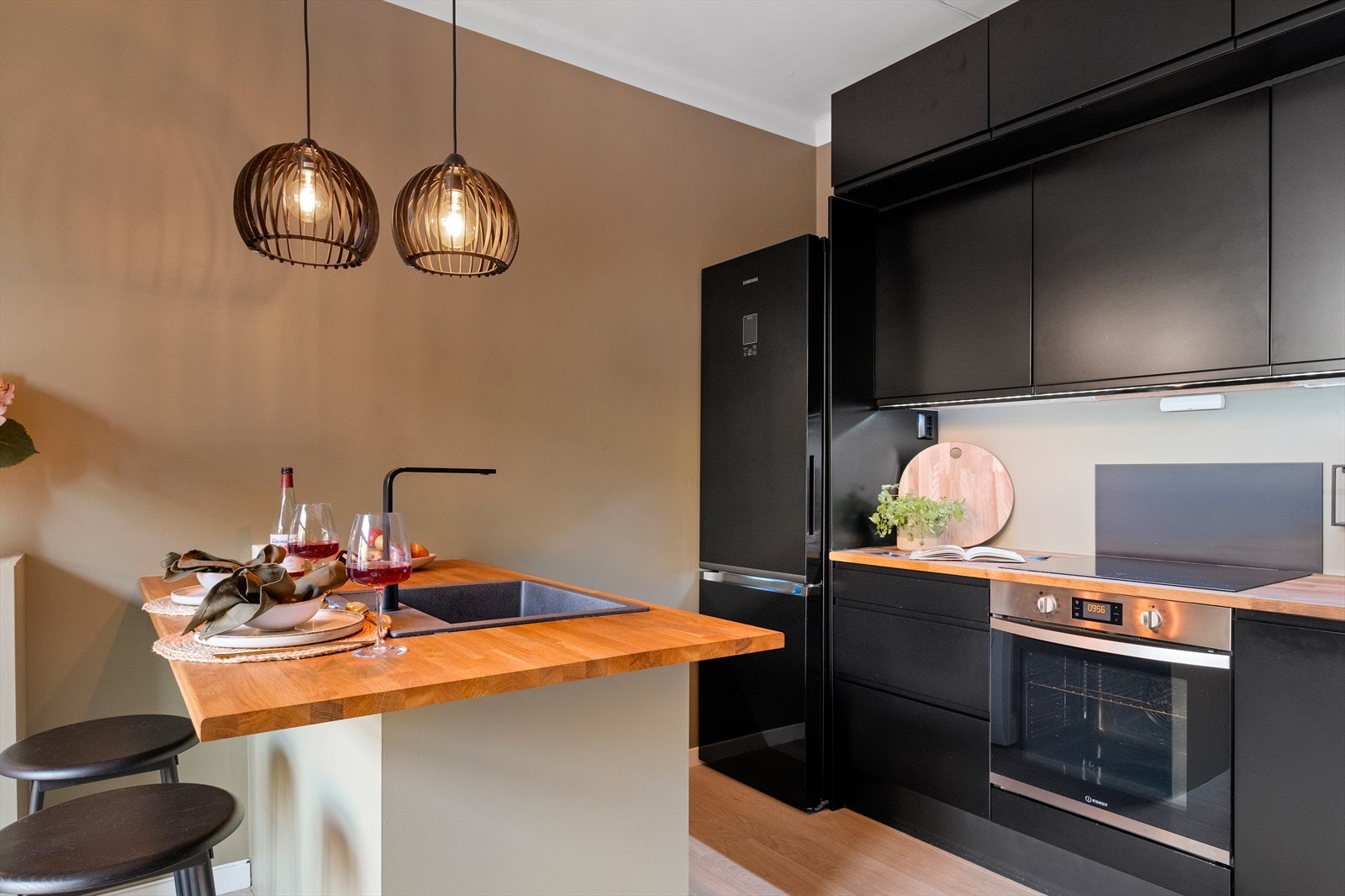 Kjøkkenet har rikelig med skapplass, med overskap som strekker seg helt opp til taket. Galleribilde