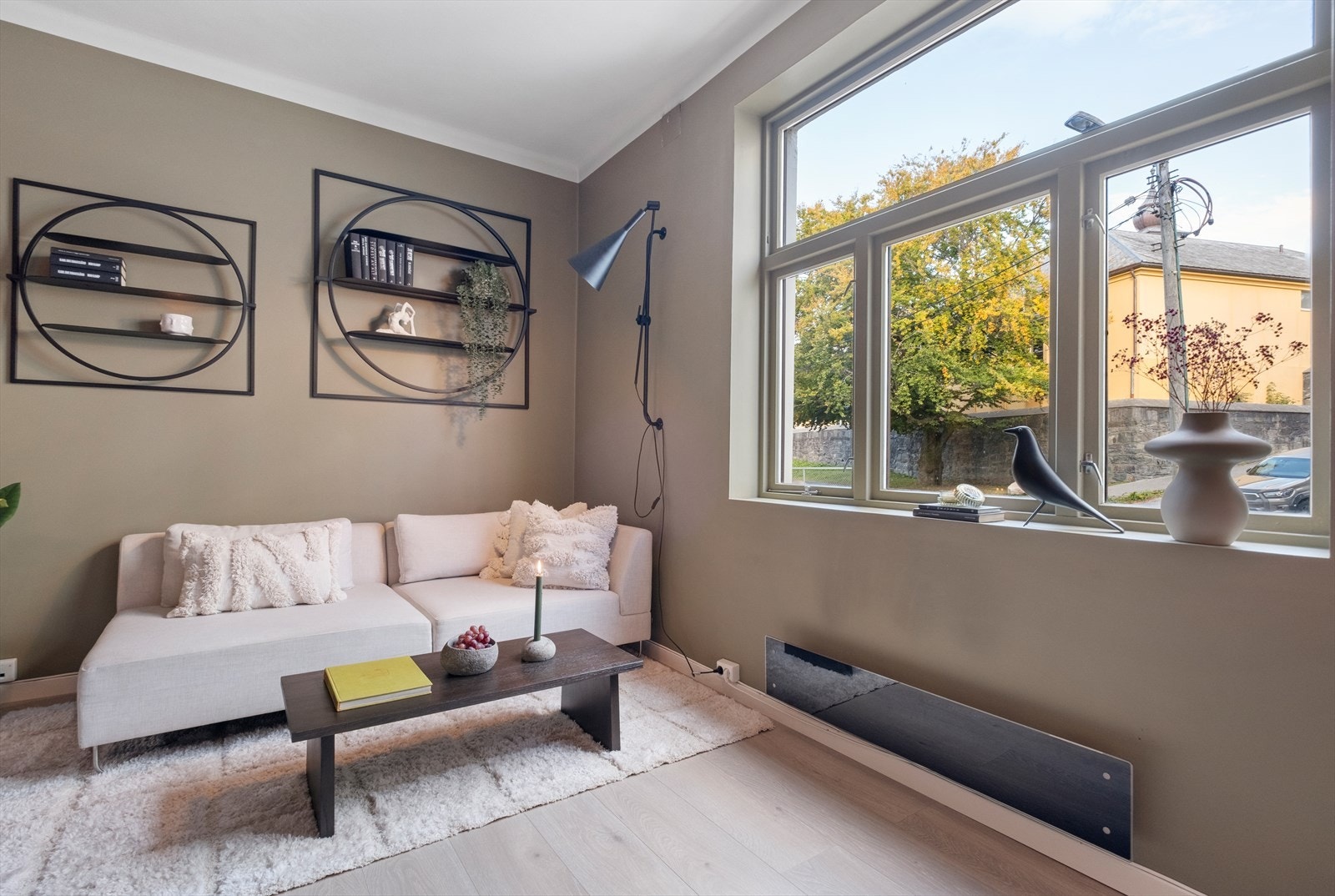 De store vindusflatene gir rikelig med naturlig lysinnslipp. Galleribilde