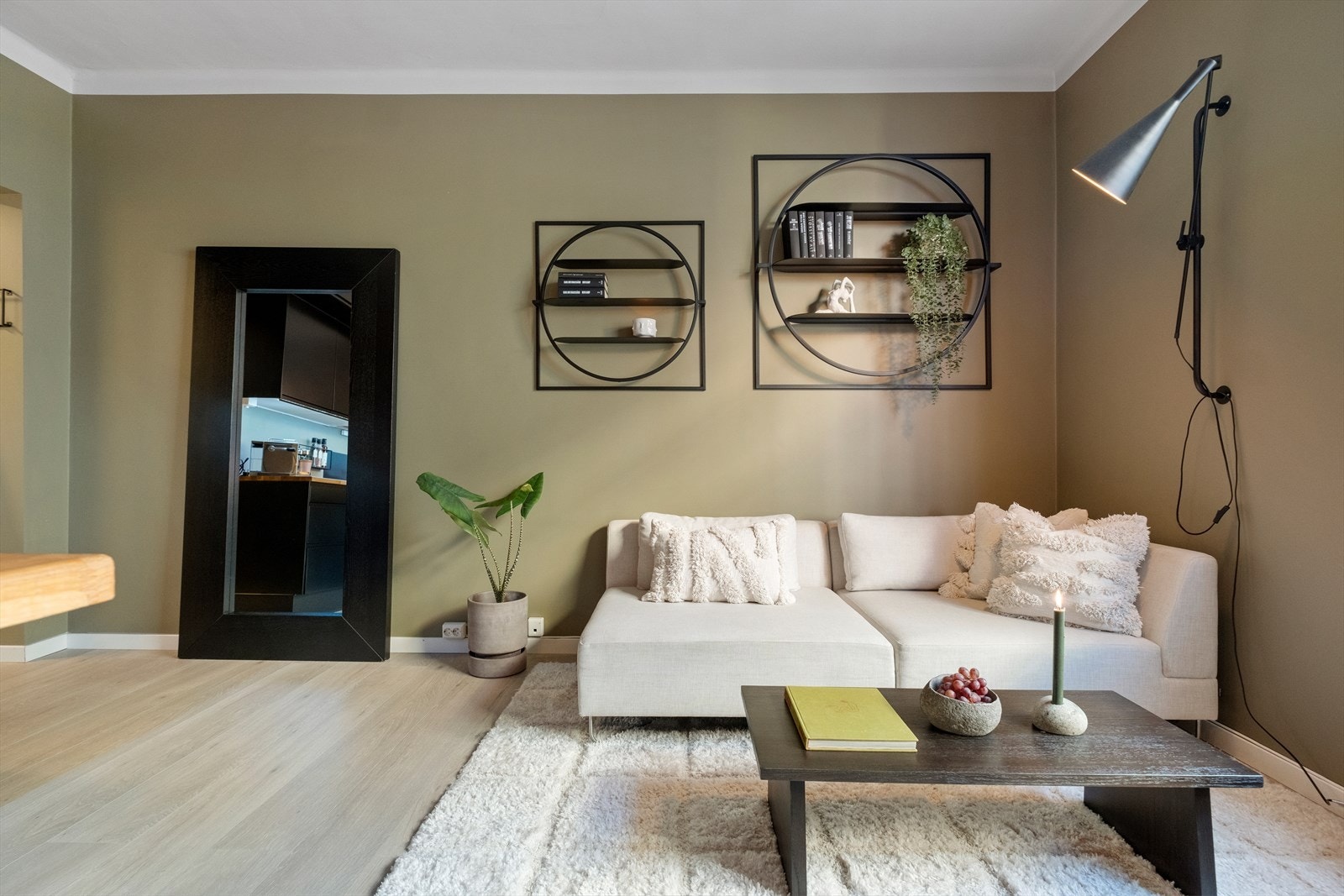 Til oppvarming har leiligheten panelovn. Galleribilde