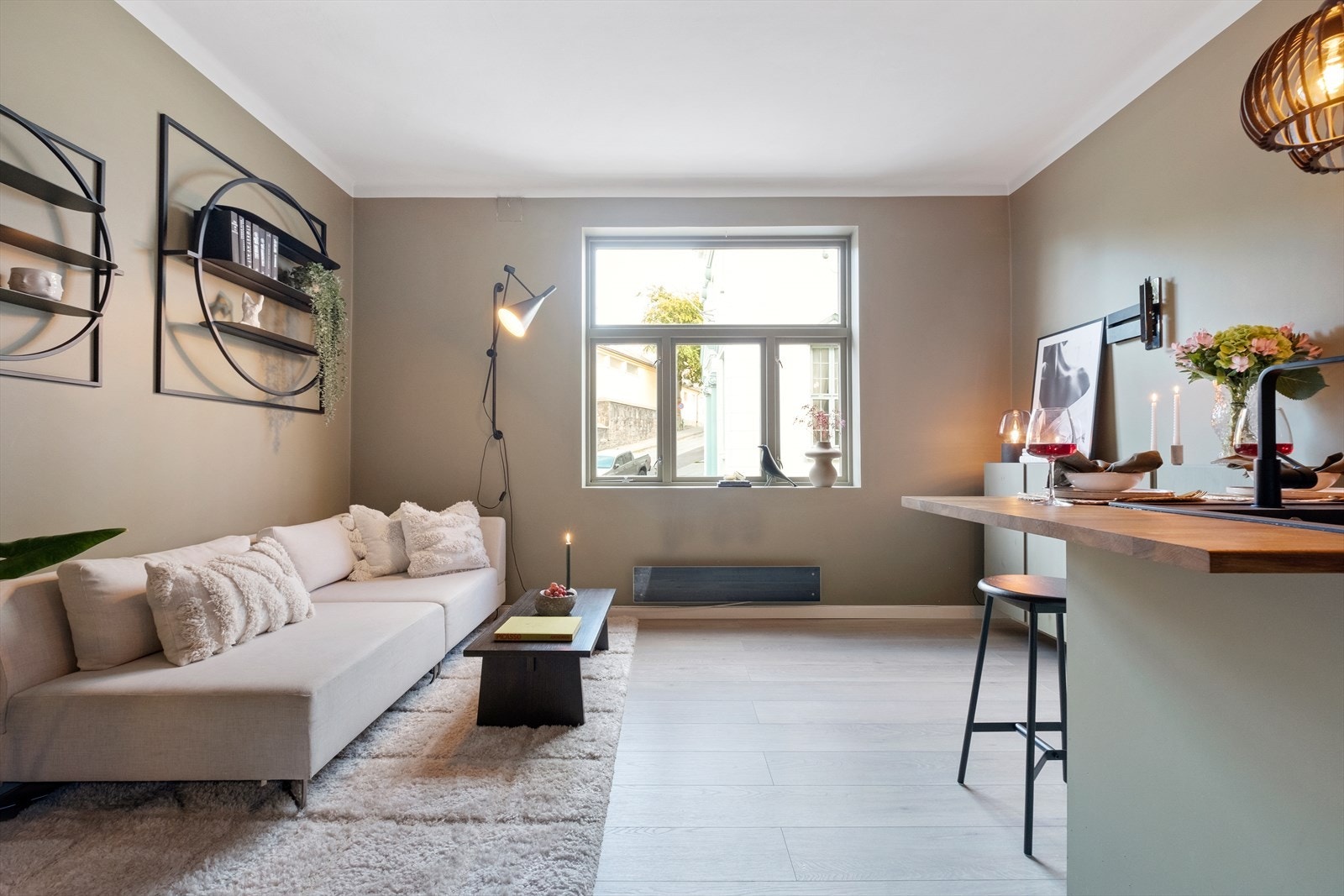 Koselig stue med moderne uttrykk og gode møbleringsmuligheter. Galleribilde