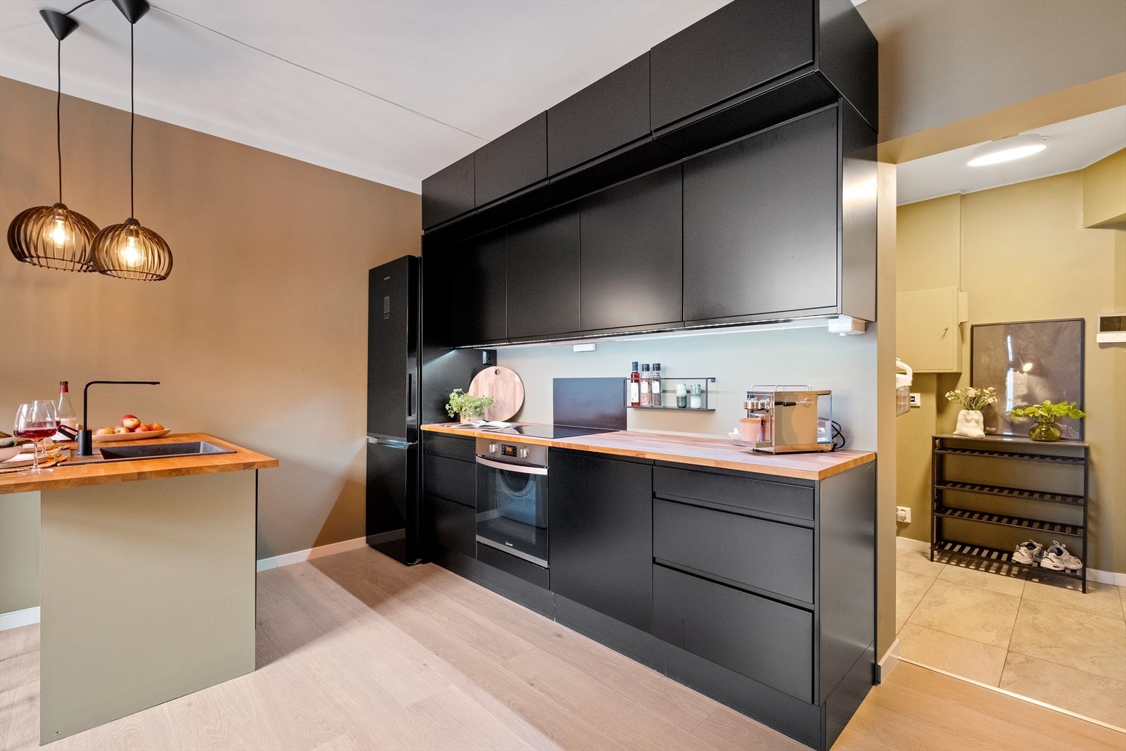 Kjøkkeninnredning fra Epoq med slette fronter. Galleribilde