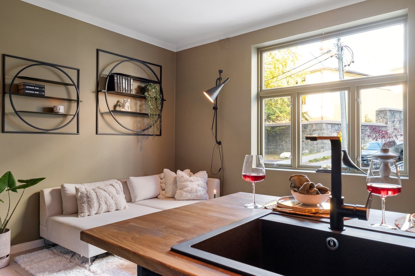 Leiligheten disponerer en bod i kjeller på ca. 10 m². Galleribilde