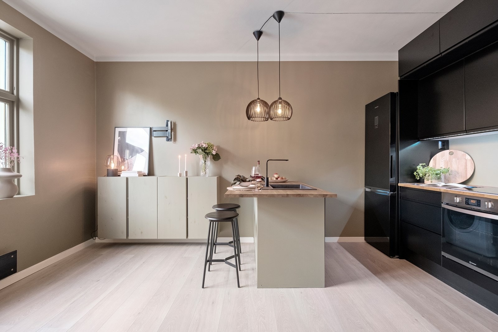 Åpen løsning som gir en luftig og sosial atmosfære. Galleribilde