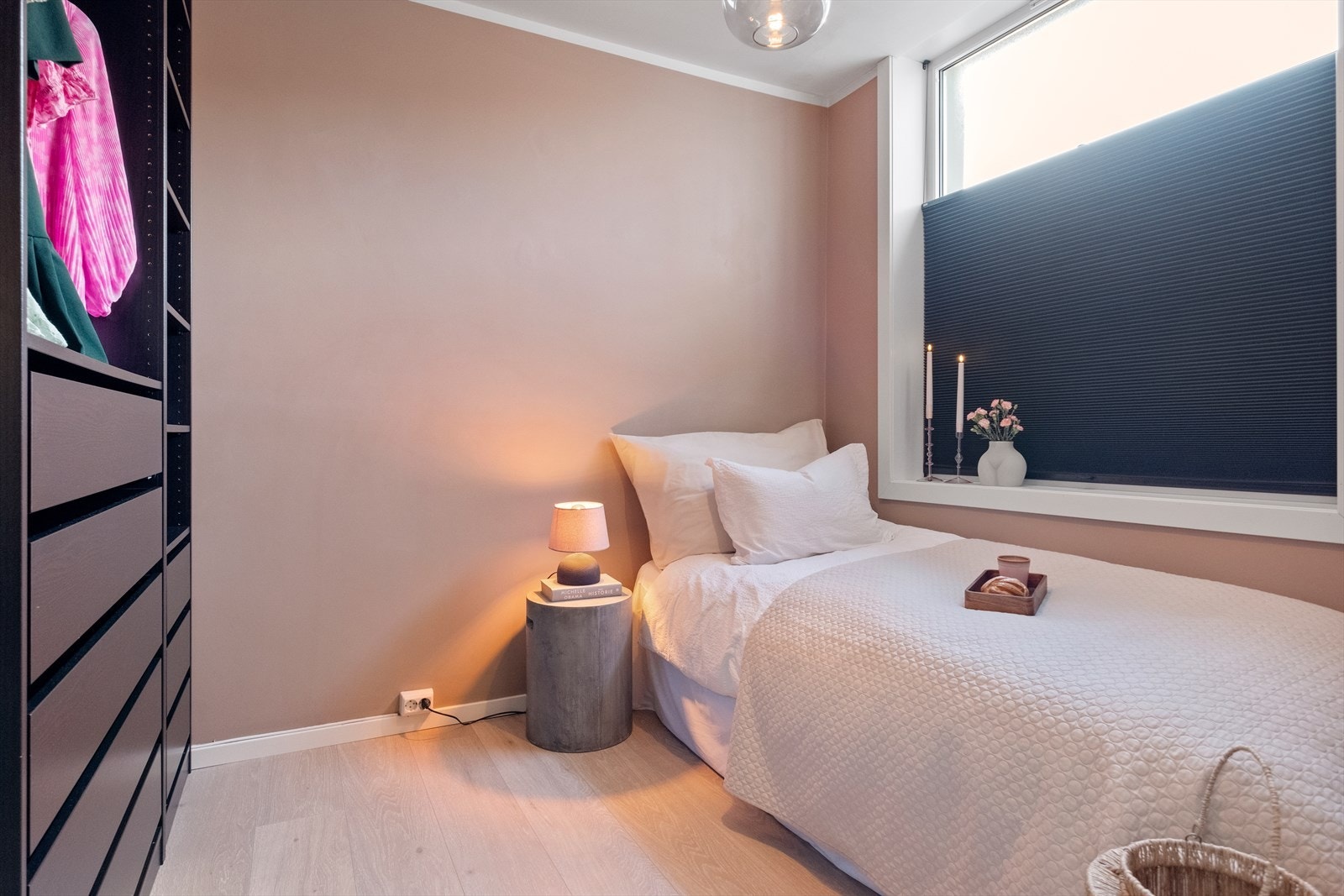 Soverommet har god garderobeløsning. Galleribilde