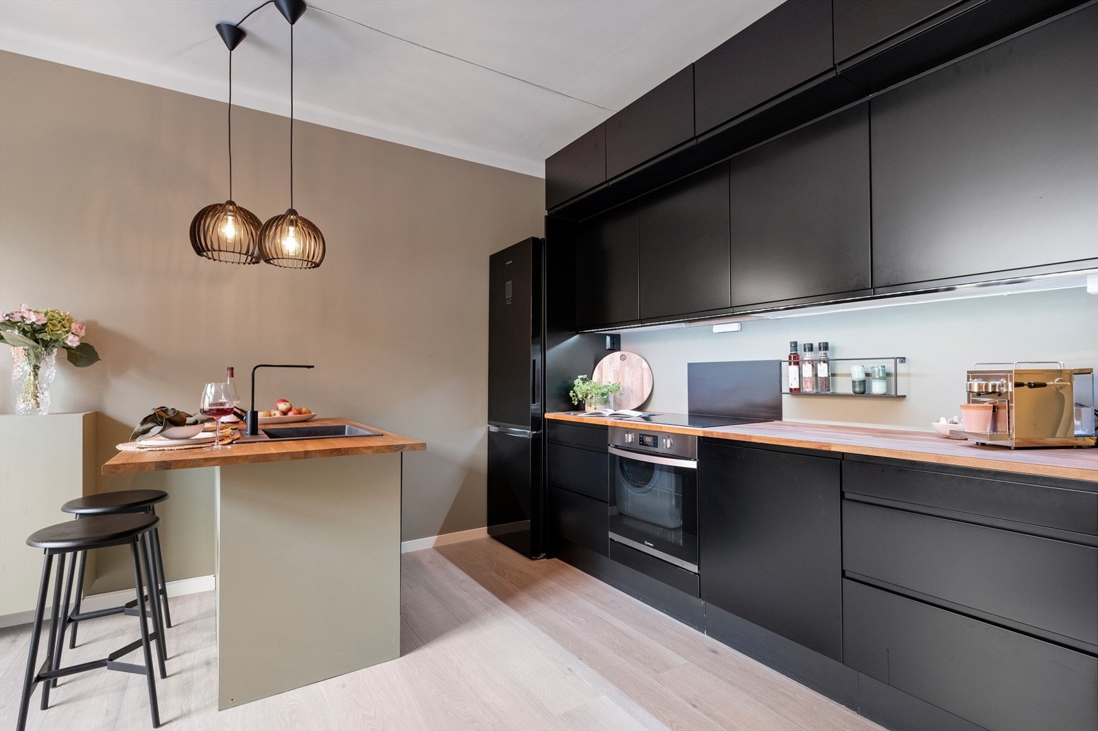 Heltre benkeplate med nedfelt oppvaskkum. Det er montert fuktsensor med vannstoppsystem i kjøkkenbenk. Galleribilde