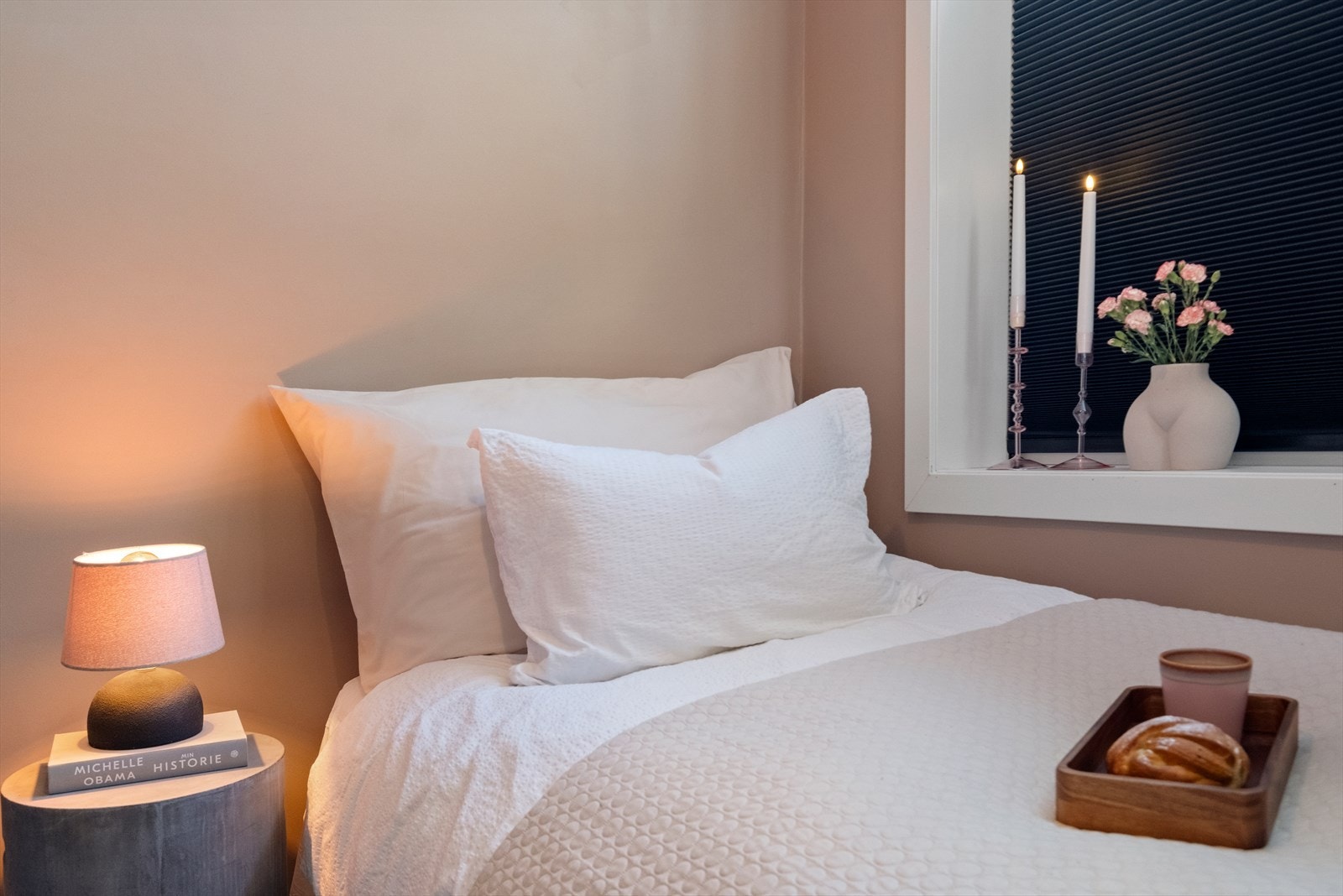 Rommet har rolige og harmoniske fargetoner. Galleribilde