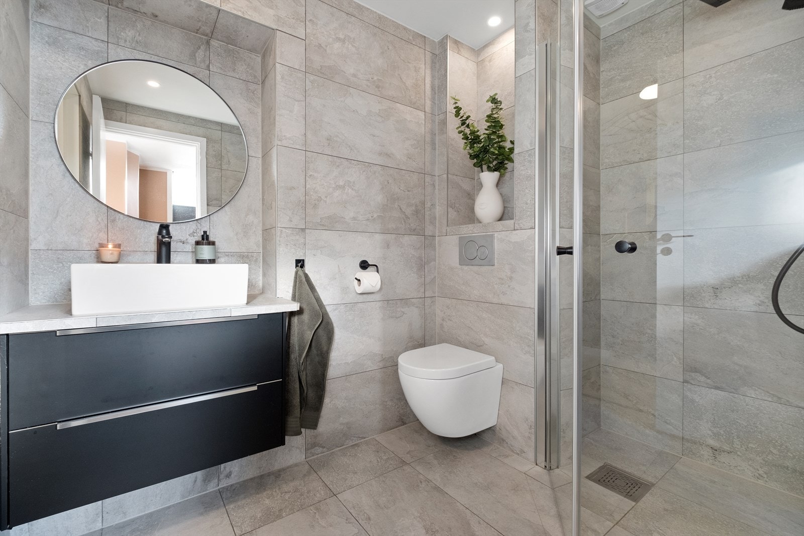 Helfliset bad med varmekabler i gulv. Galleribilde