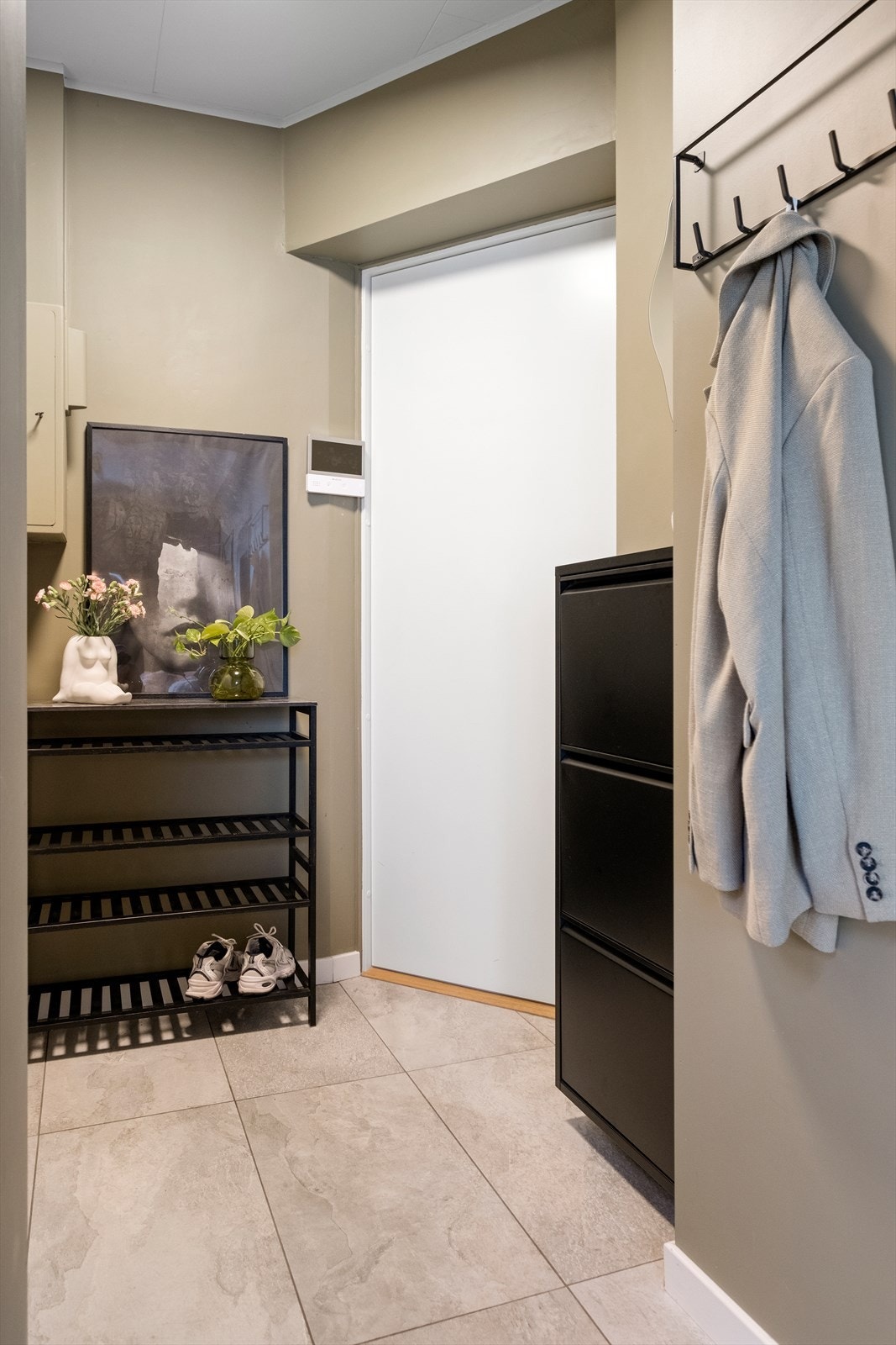 Flislagt entré, med varme i gulv. Det er installert porttelefon i leiligheten. Galleribilde